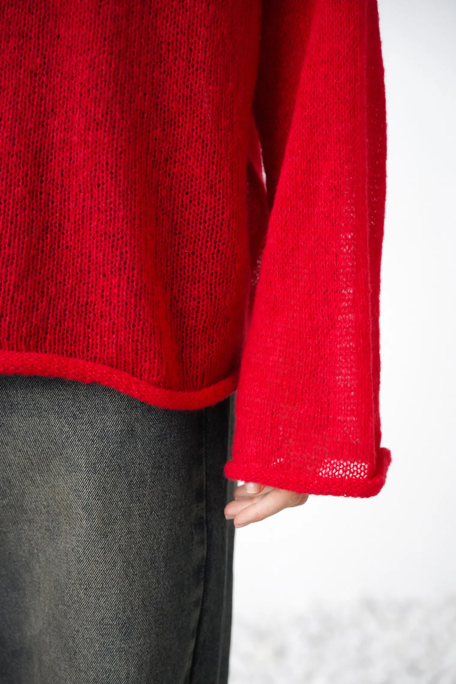 Джемпер мелкой вязки с низким воротником красного цвета фото 7