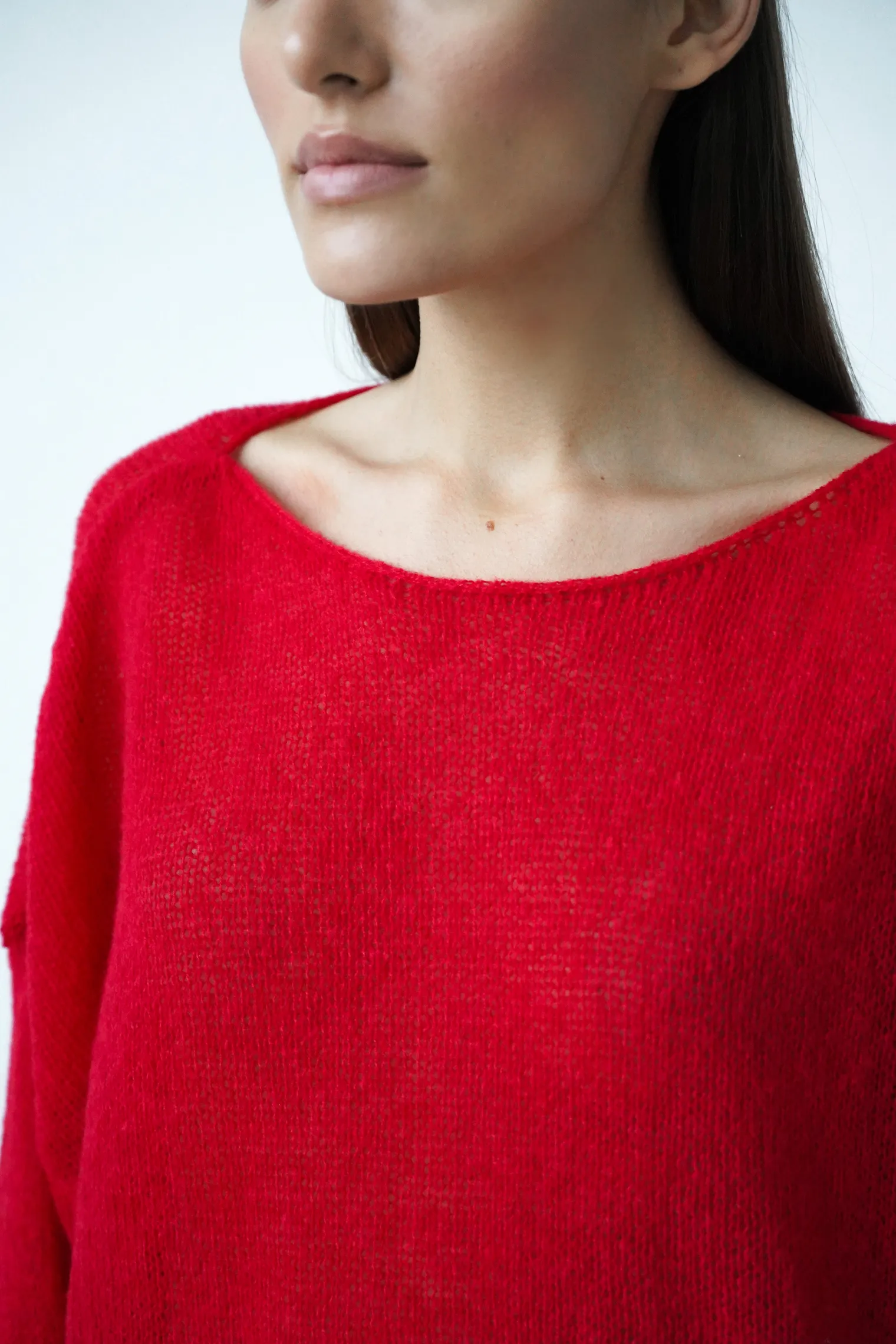 Джемпер мелкой вязки с низким воротником красного цвета фото 2