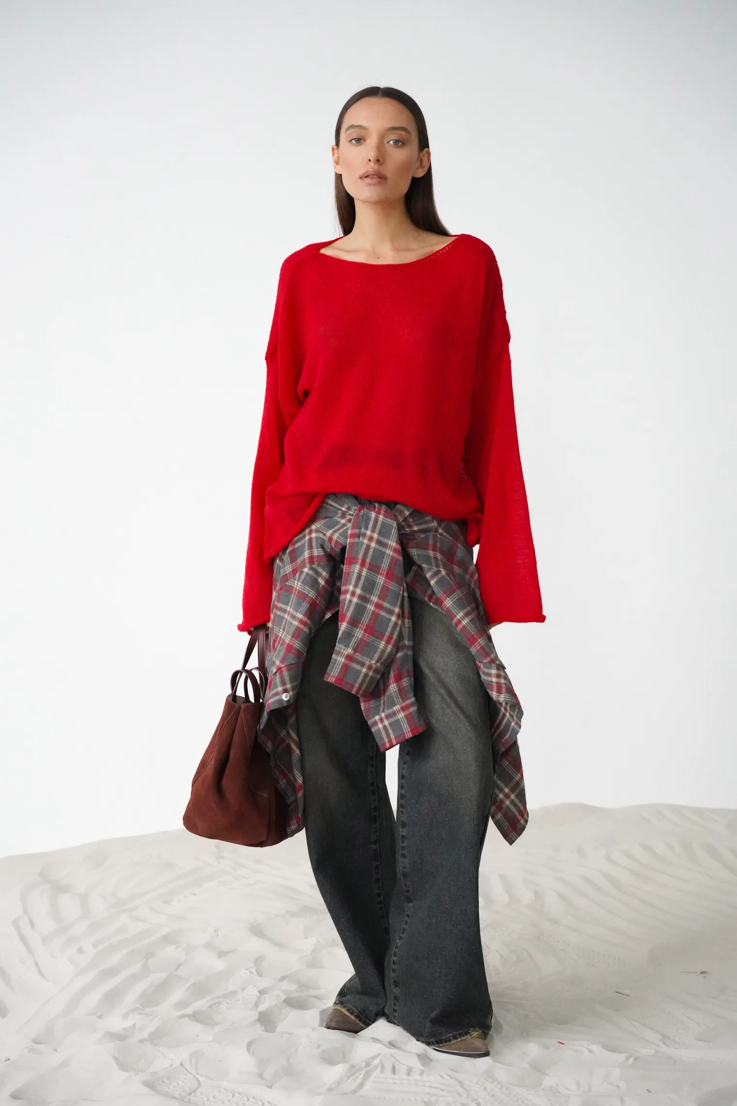 Джемпер мелкой вязки с низким воротником красного цвета фото 3