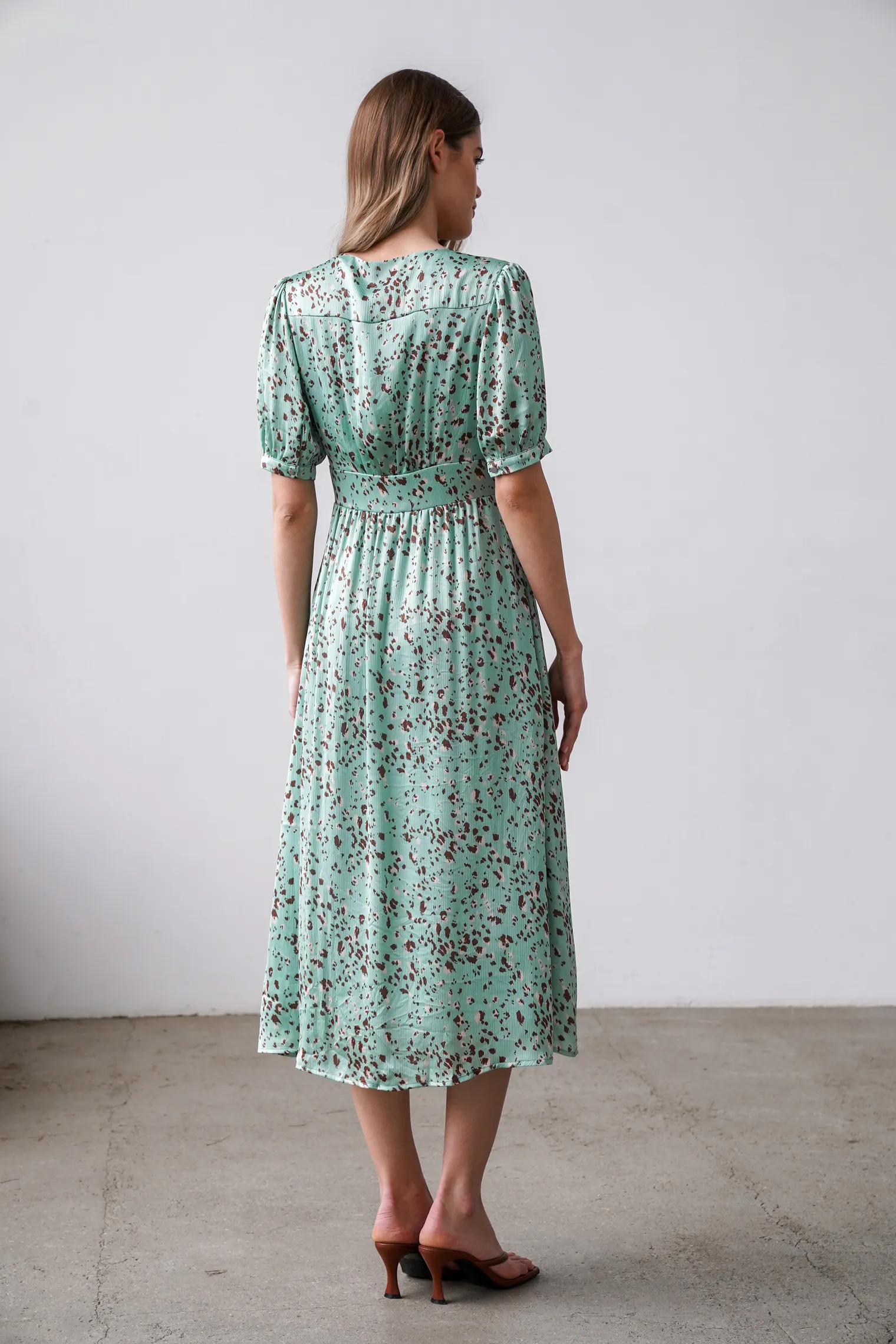 Платье на пуговицах с принтом в цвете зелёный/коричневый фото 4