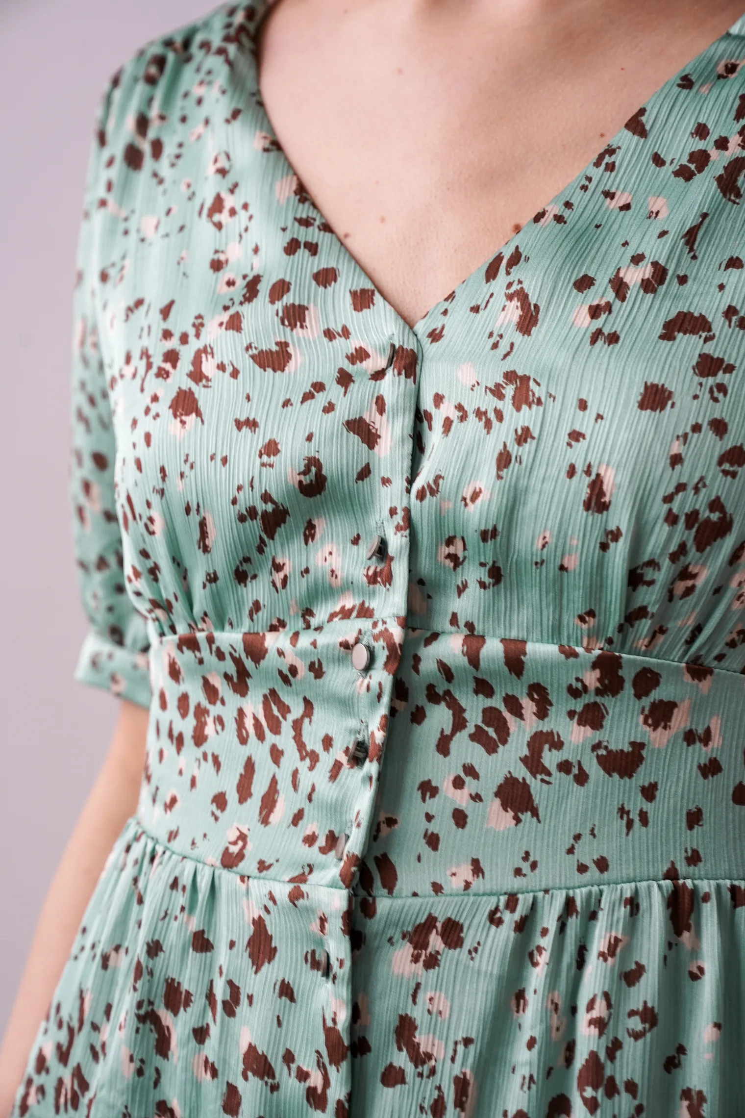 Платье на пуговицах с принтом в цвете зелёный/коричневый фото 2