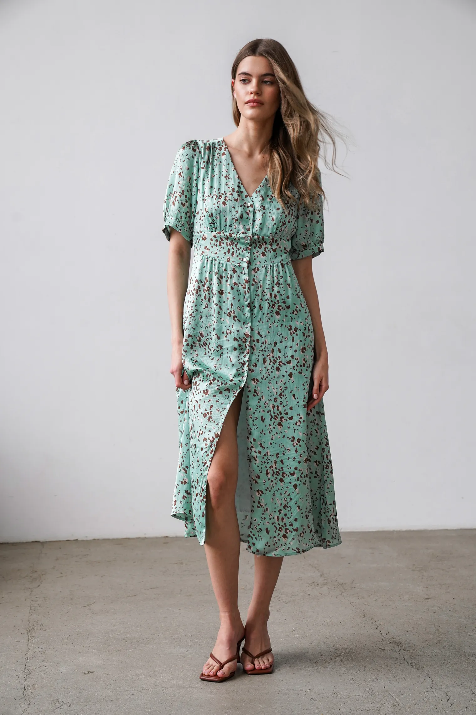 Платье на пуговицах с принтом в цвете зелёный/коричневый фото 1