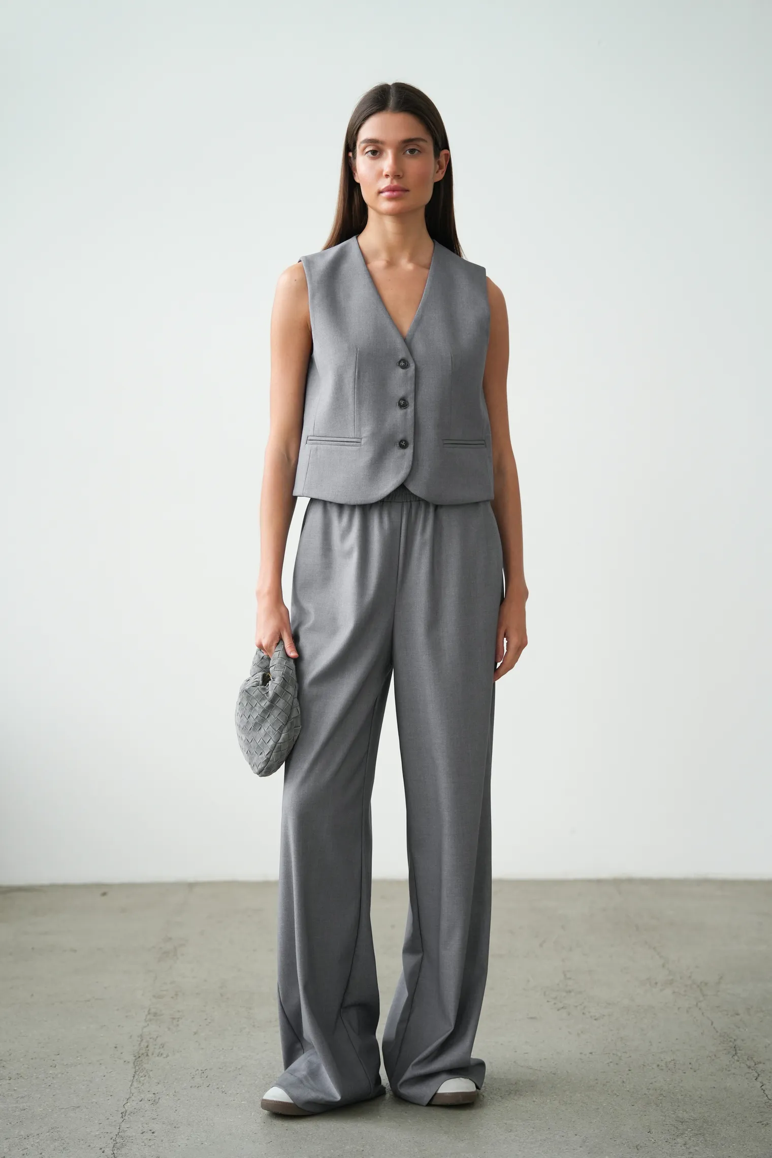 Однобортный жилет с пуговицами серого цвета фото 3