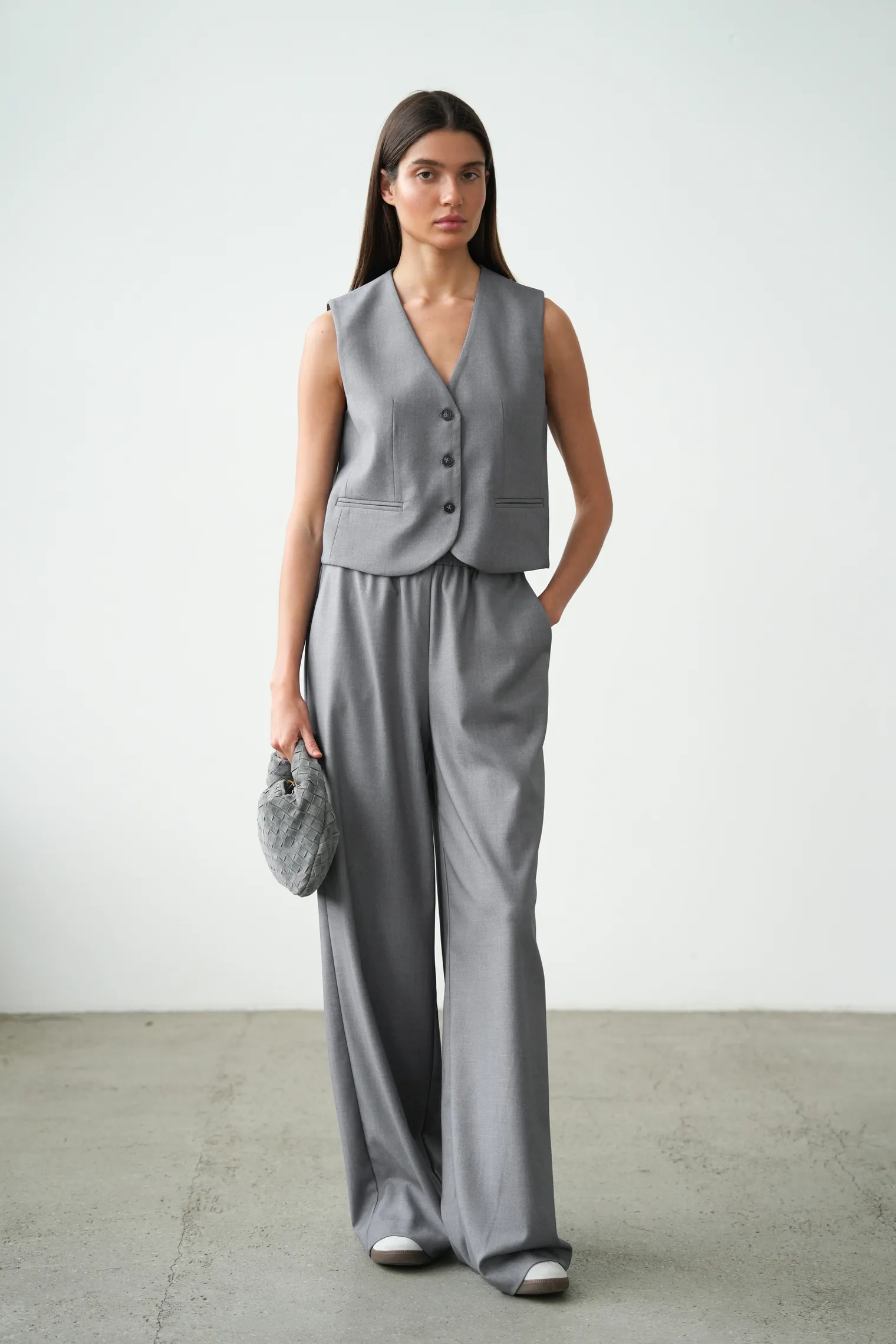 Однобортный жилет с пуговицами серого цвета фото 7