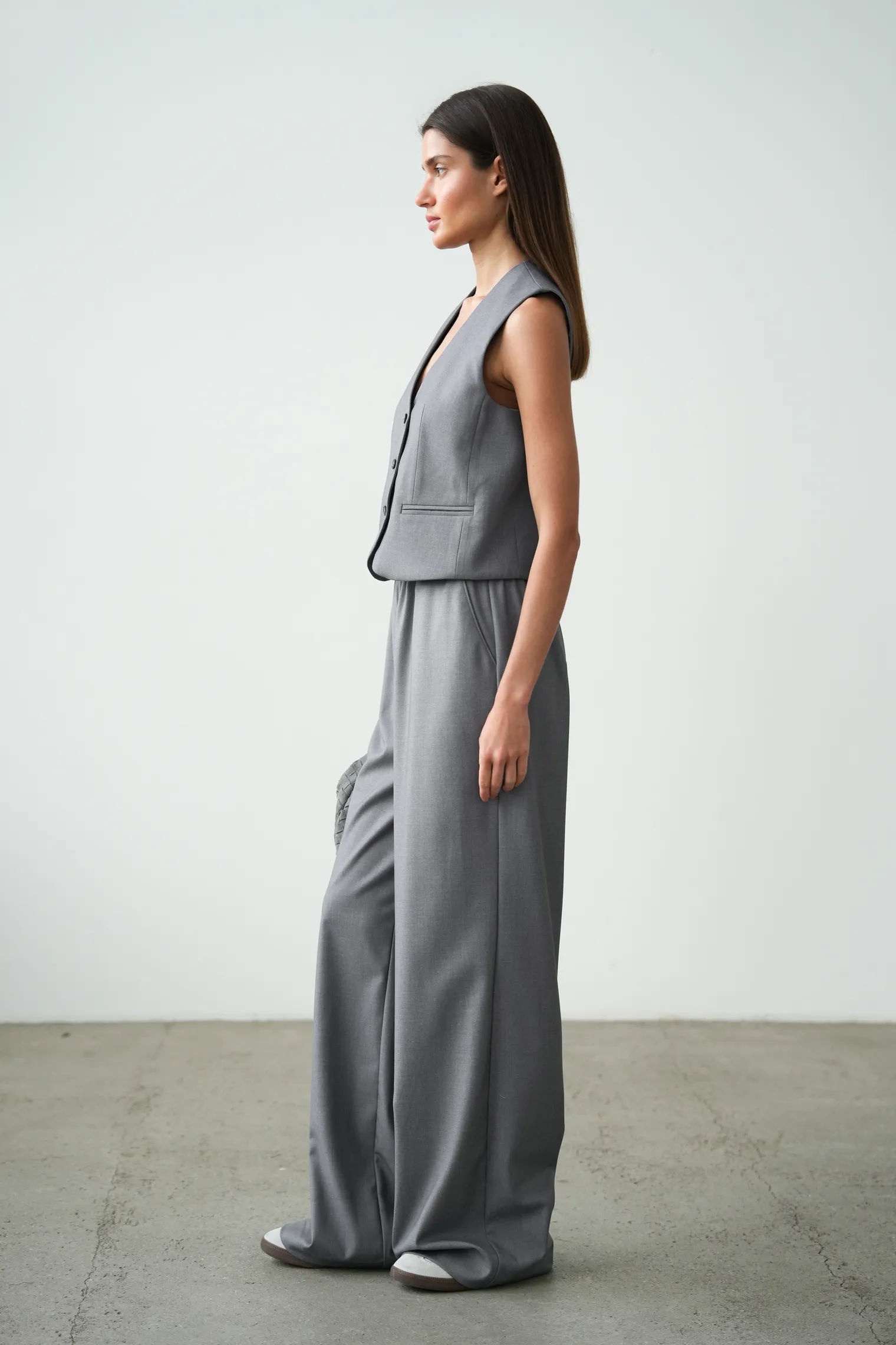 Однобортный жилет с пуговицами серого цвета фото 6