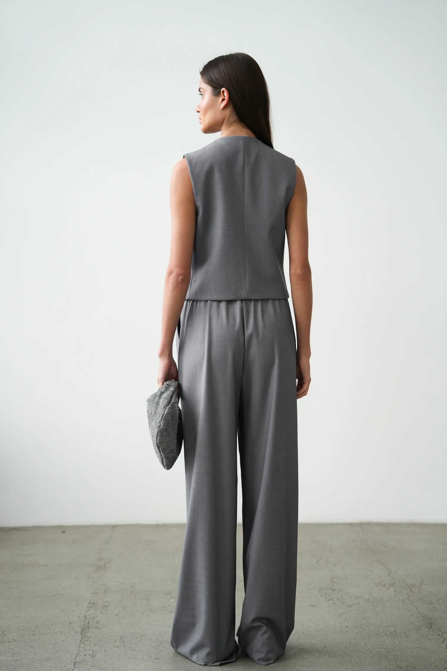 Однобортный жилет с пуговицами серого цвета фото 4