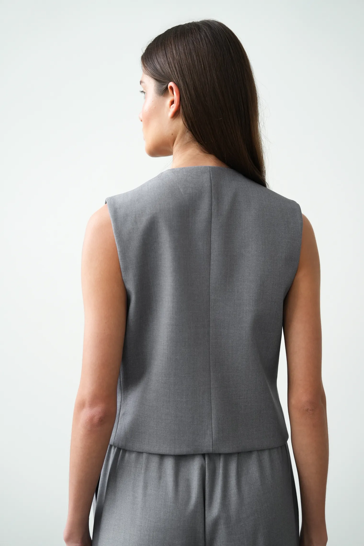 Однобортный жилет с пуговицами серого цвета фото 2