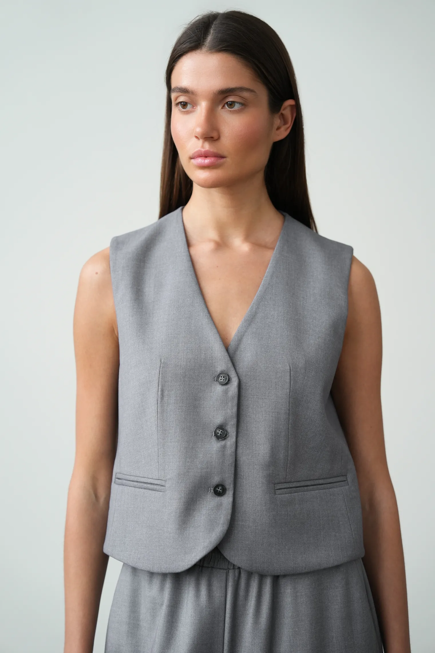 Однобортный жилет с пуговицами серого цвета фото 5