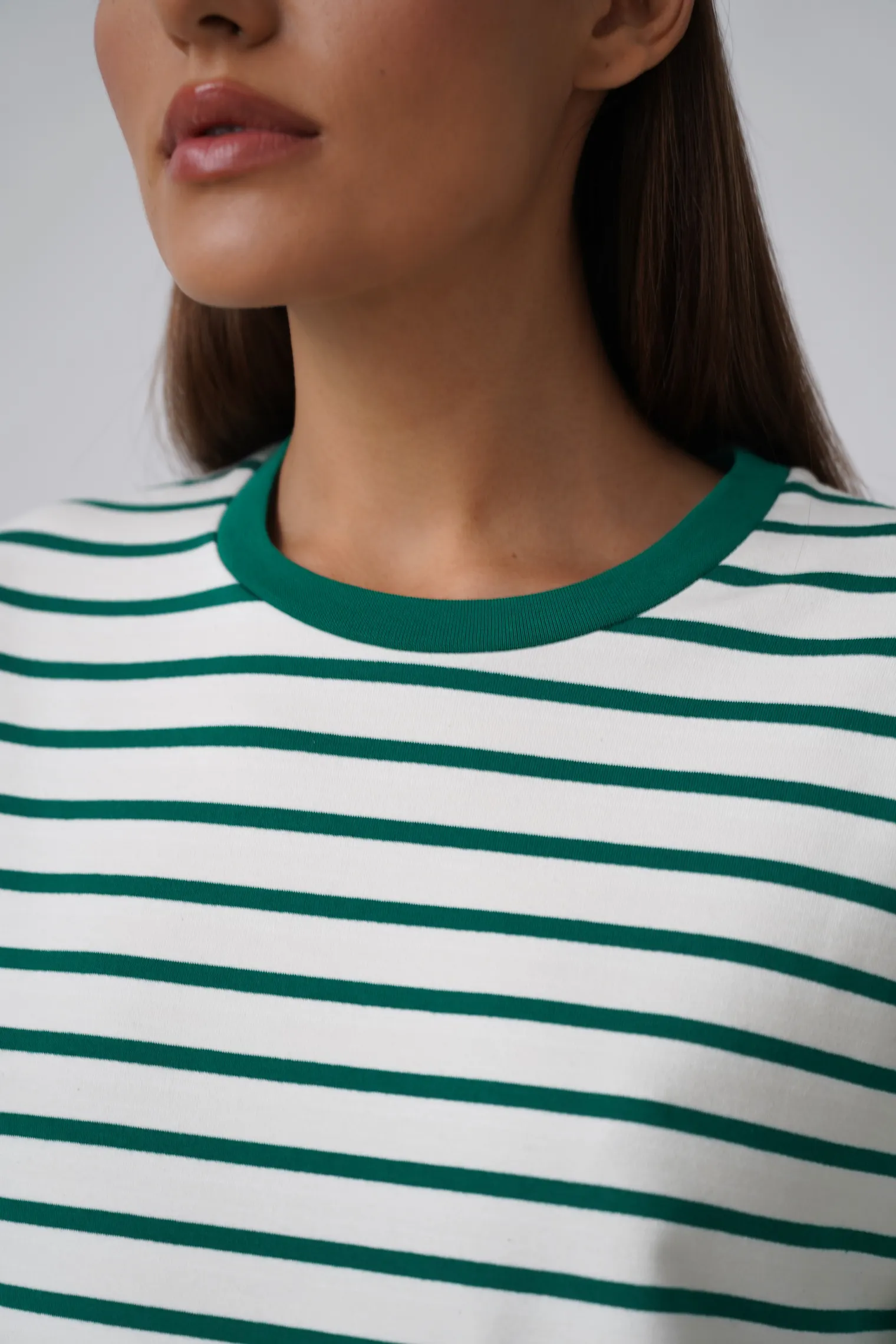 Лонгслив свободного кроя цвет молочный/зелёный в полоску фото 2