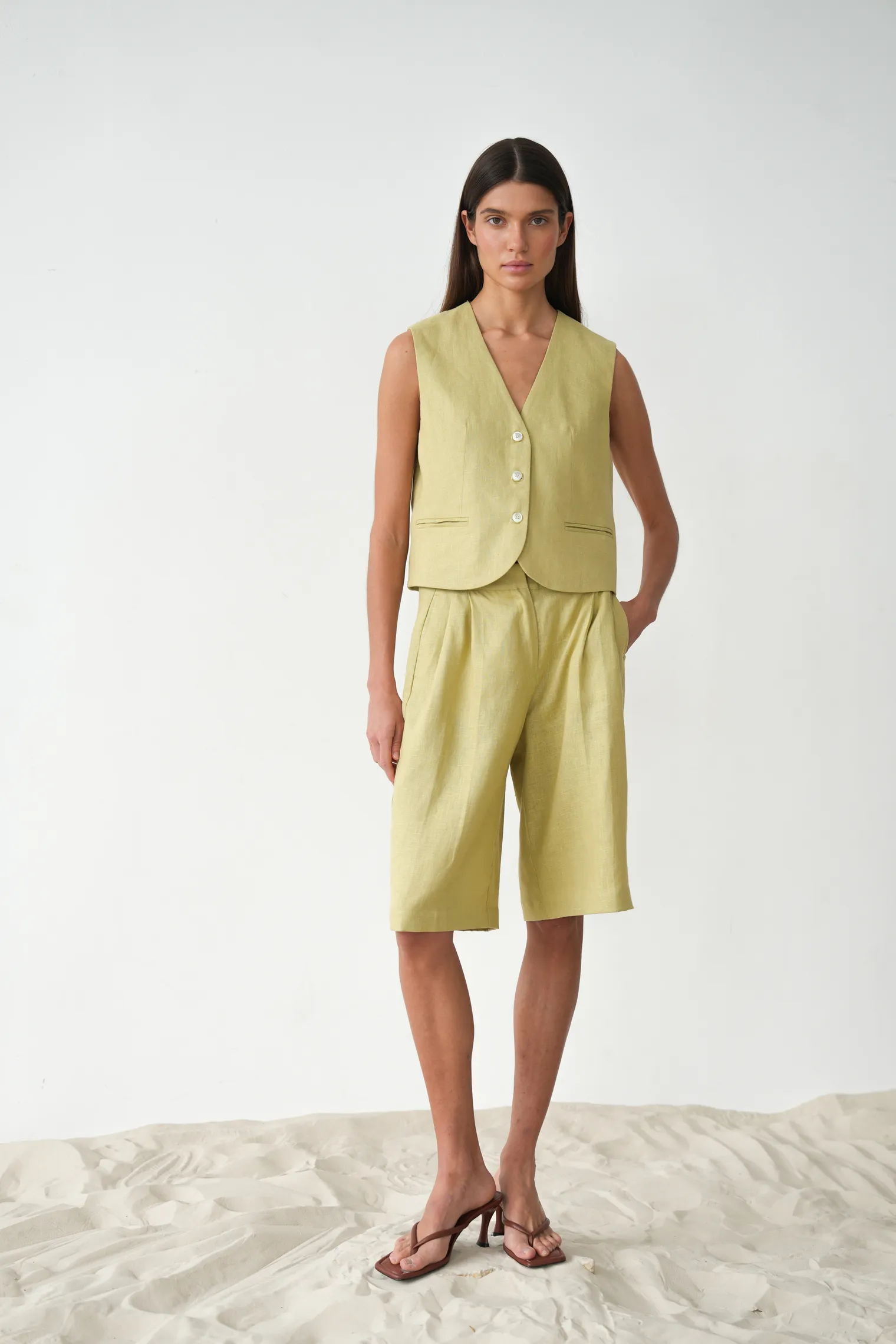 Бермуды широкого кроя с завышенной талией со складками оливкового цвета фото 3