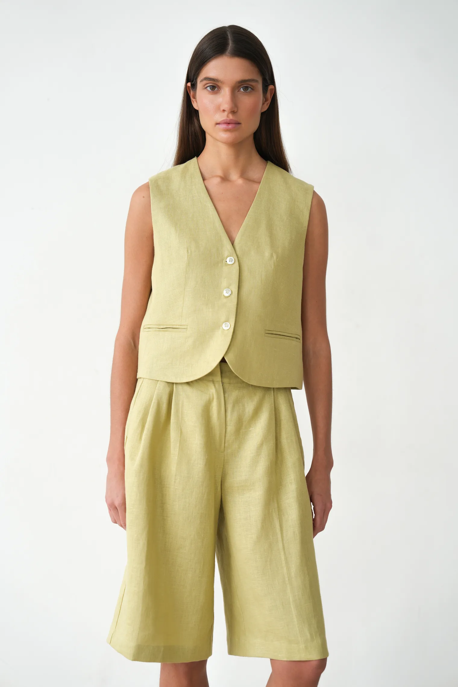 Бермуды широкого кроя с завышенной талией со складками оливкового цвета фото 1