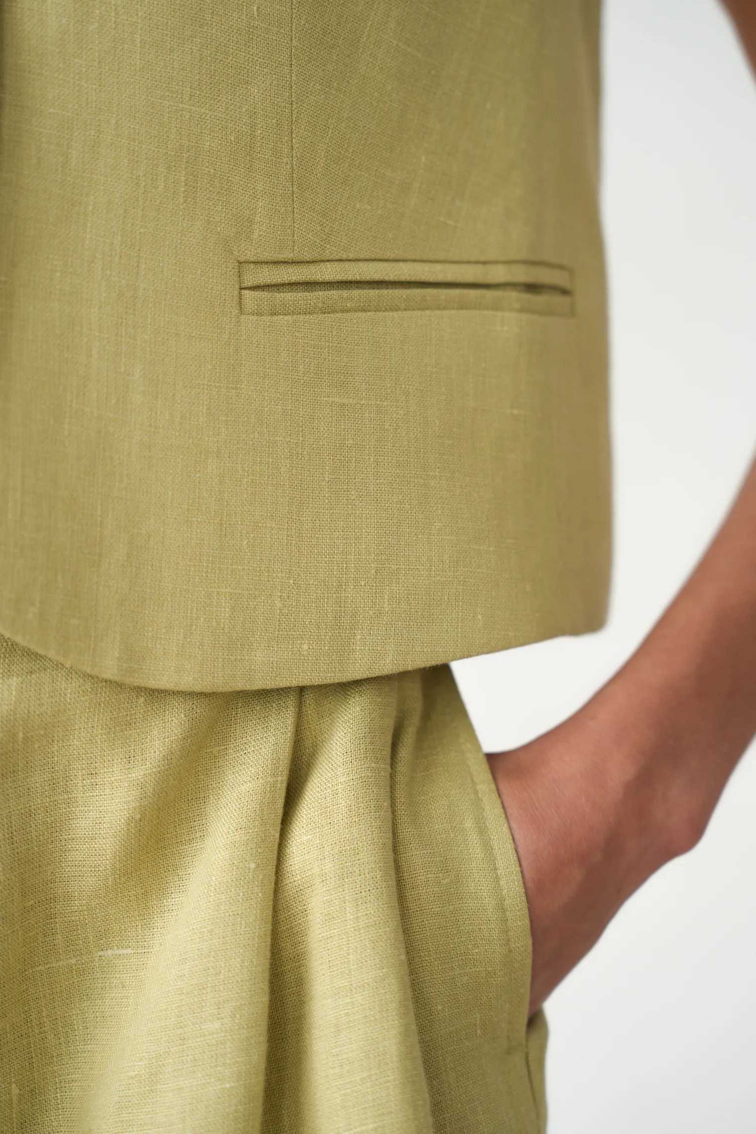Бермуды широкого кроя с завышенной талией со складками оливкового цвета фото 2