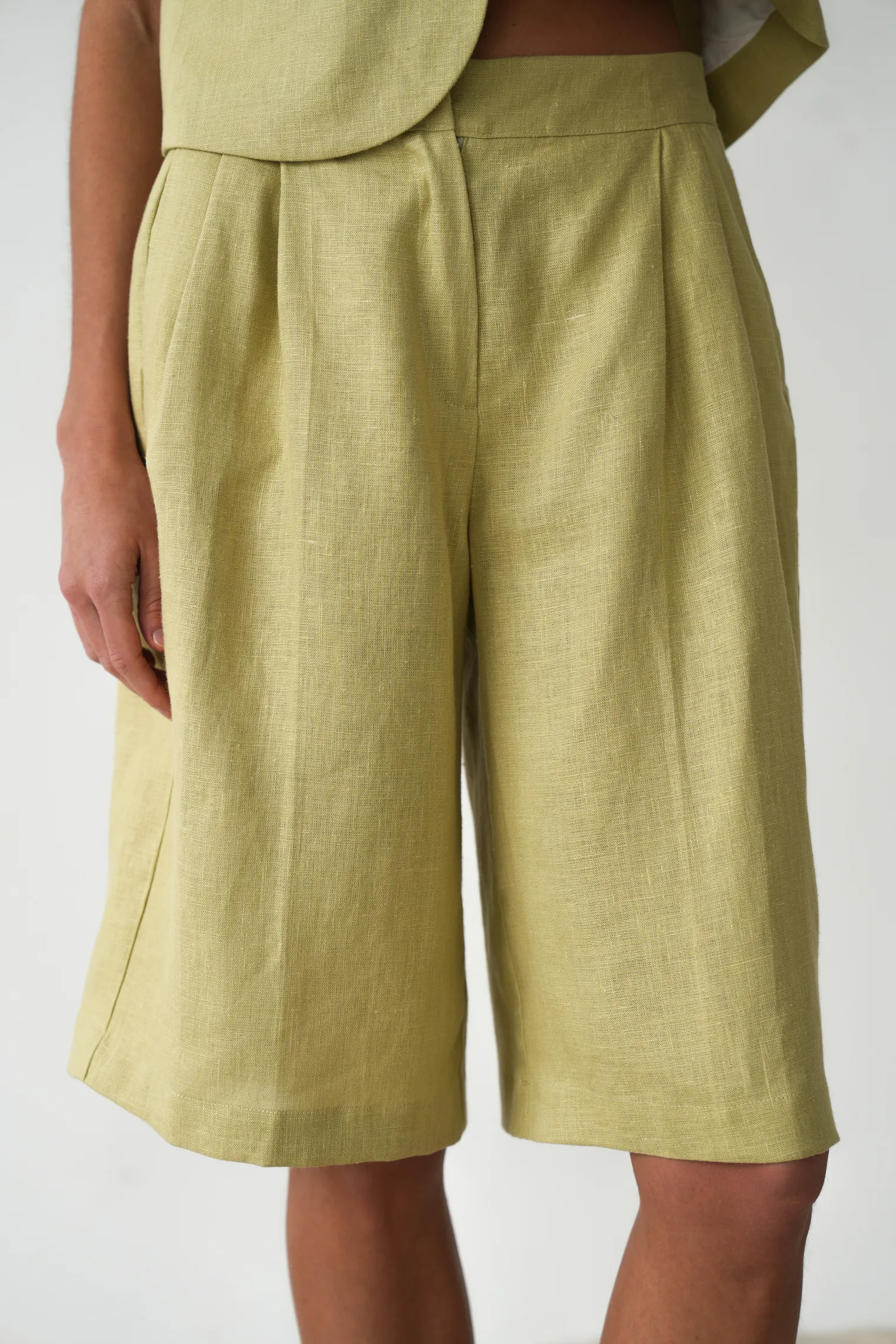 Бермуды широкого кроя с завышенной талией со складками оливкового цвета фото 6