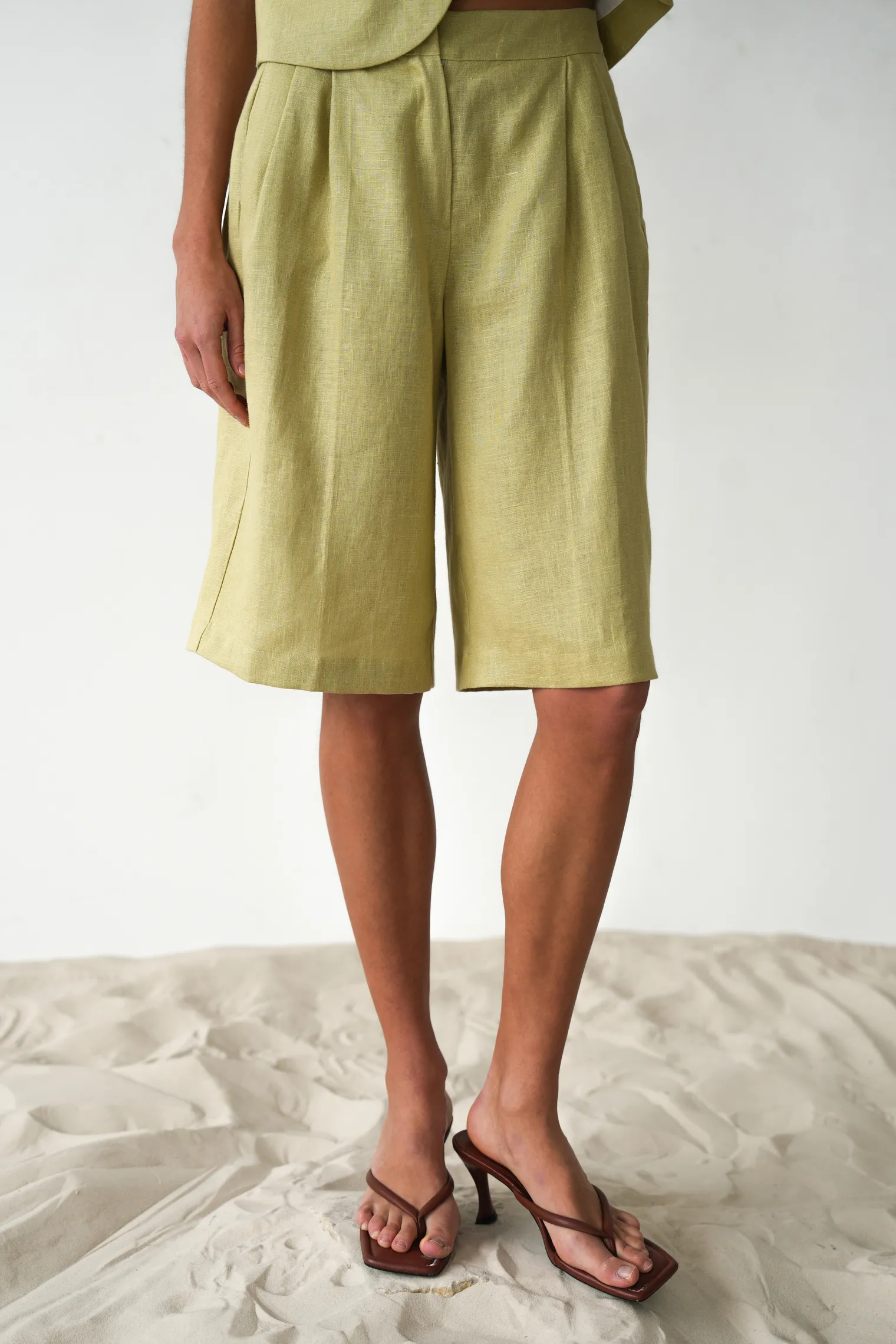 Бермуды широкого кроя с завышенной талией со складками оливкового цвета фото 7