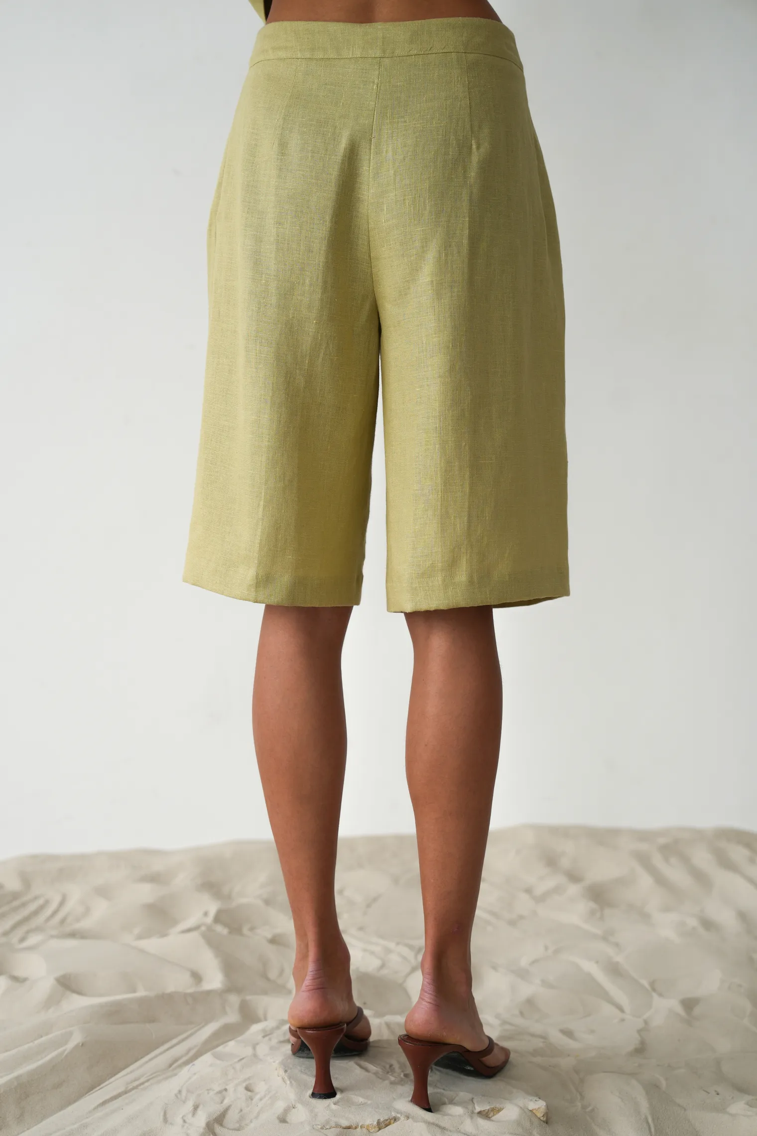 Бермуды широкого кроя с завышенной талией со складками оливкового цвета фото 4