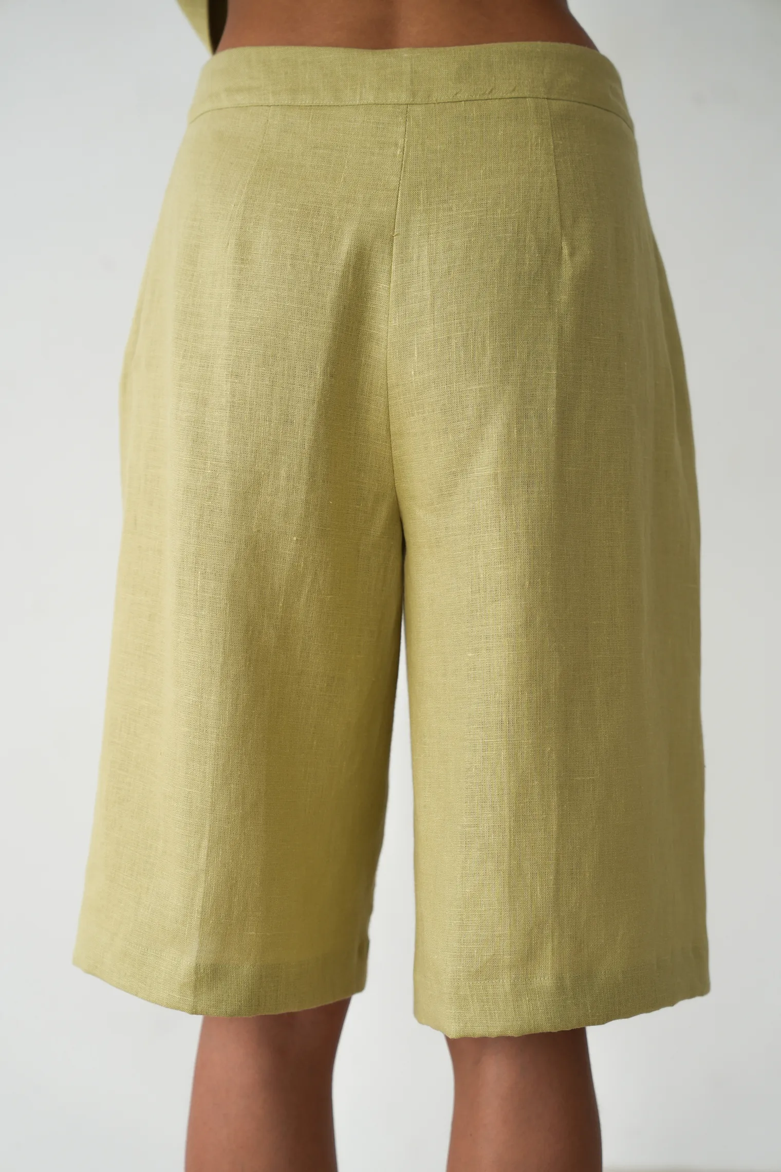 Бермуды широкого кроя с завышенной талией со складками оливкового цвета фото 8