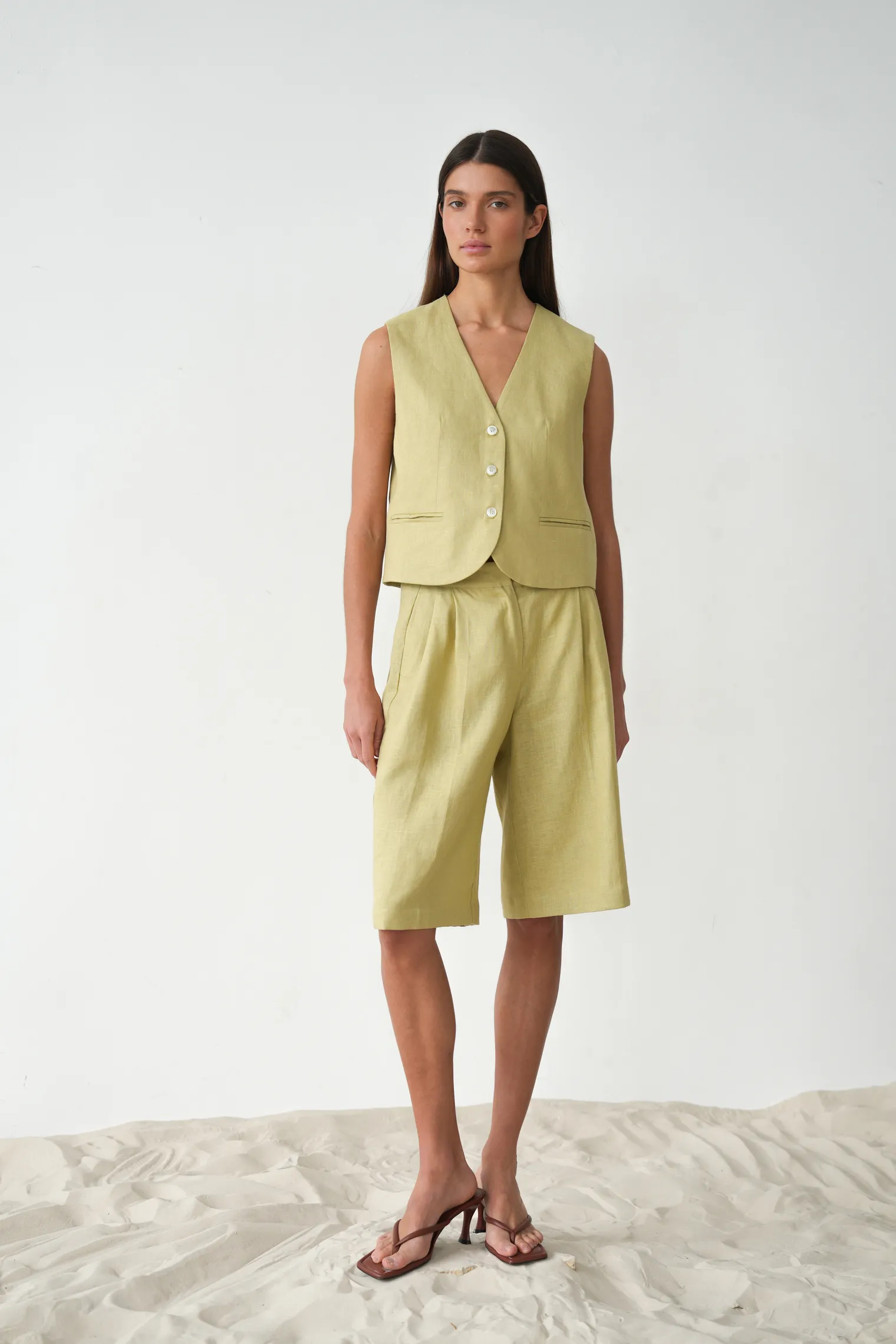 Бермуды широкого кроя с завышенной талией со складками оливкового цвета фото 5