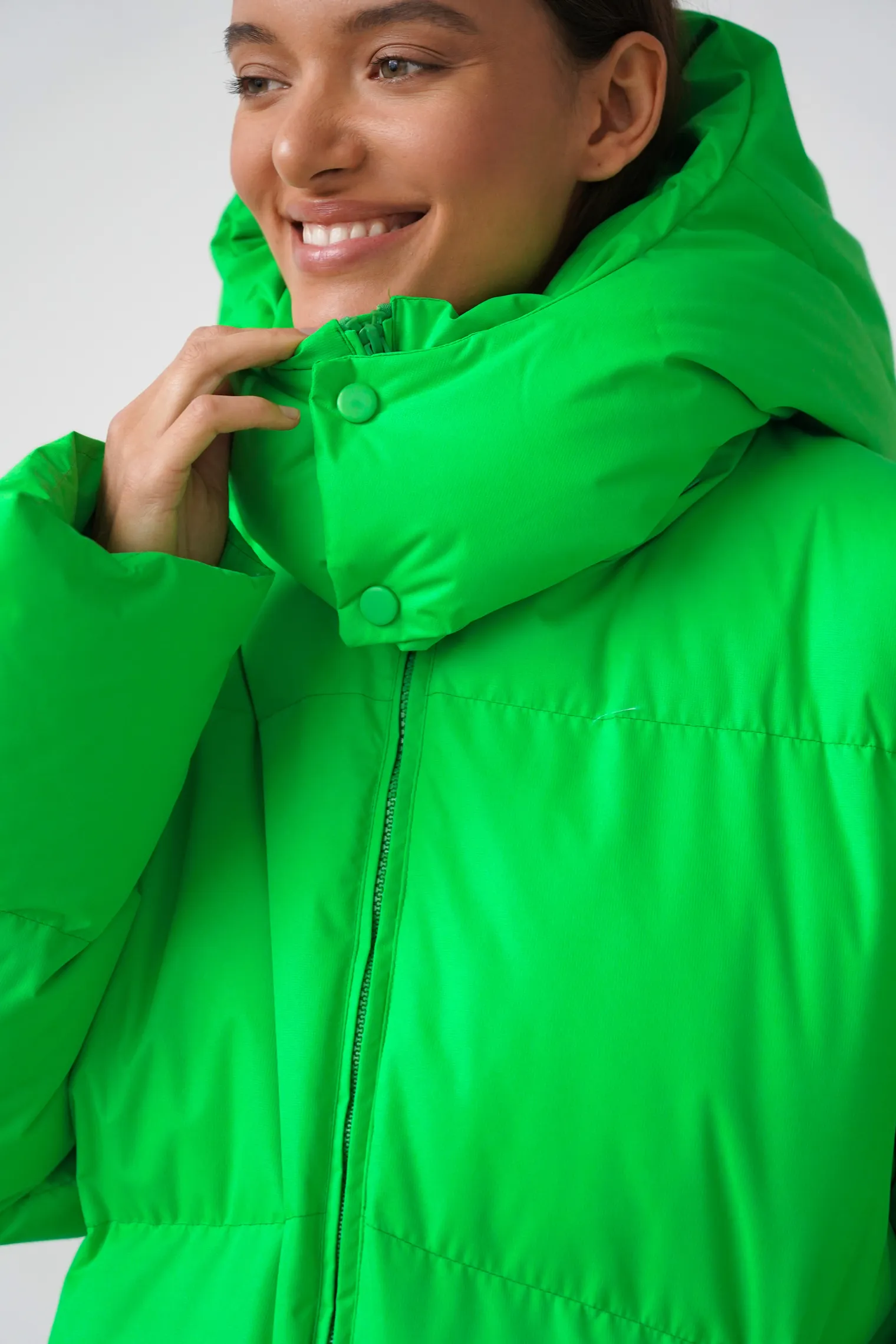 Зимняя стёганная куртка с капюшоном зелёного цвета фото 2