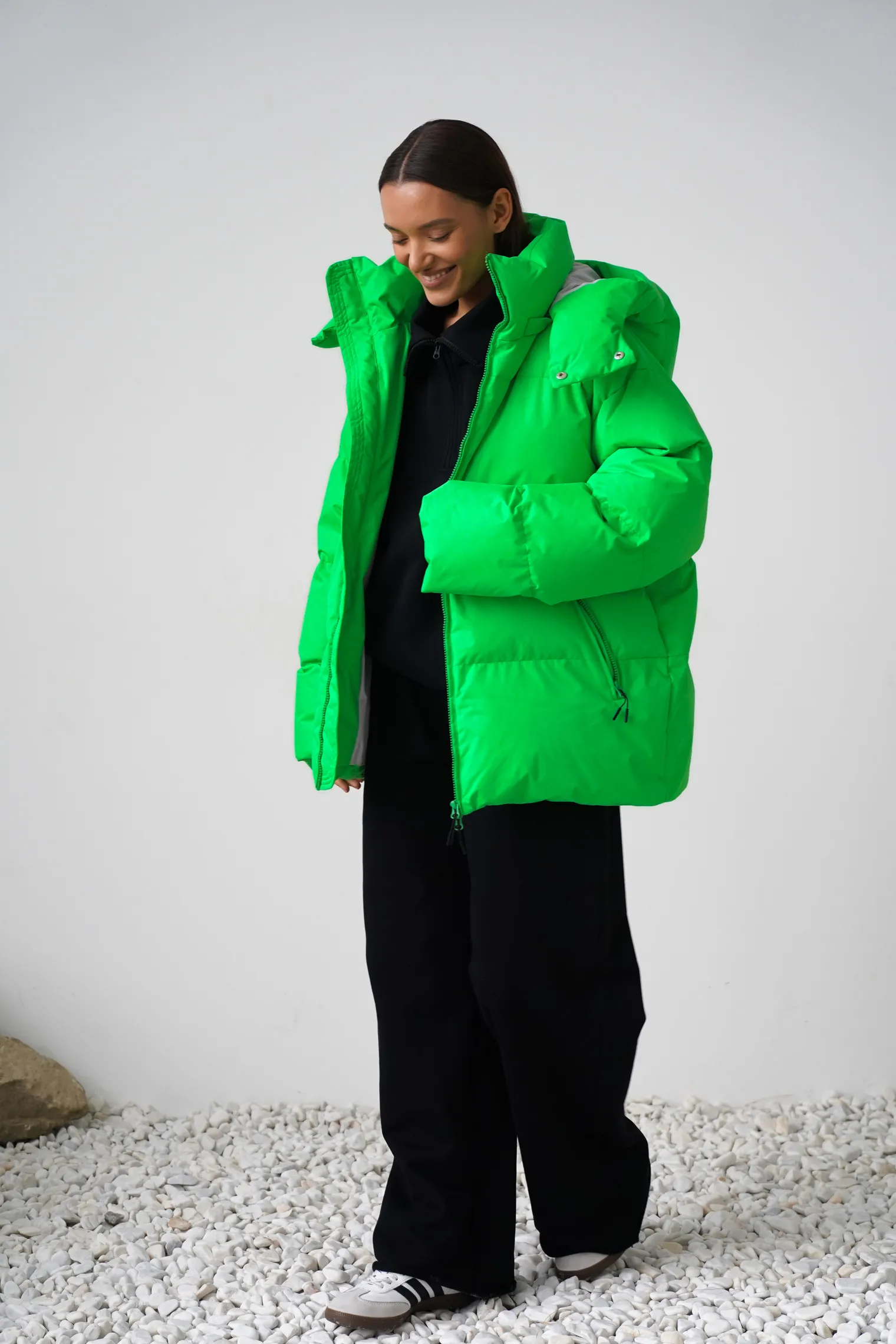 Зимняя стёганная куртка с капюшоном зелёного цвета фото 7