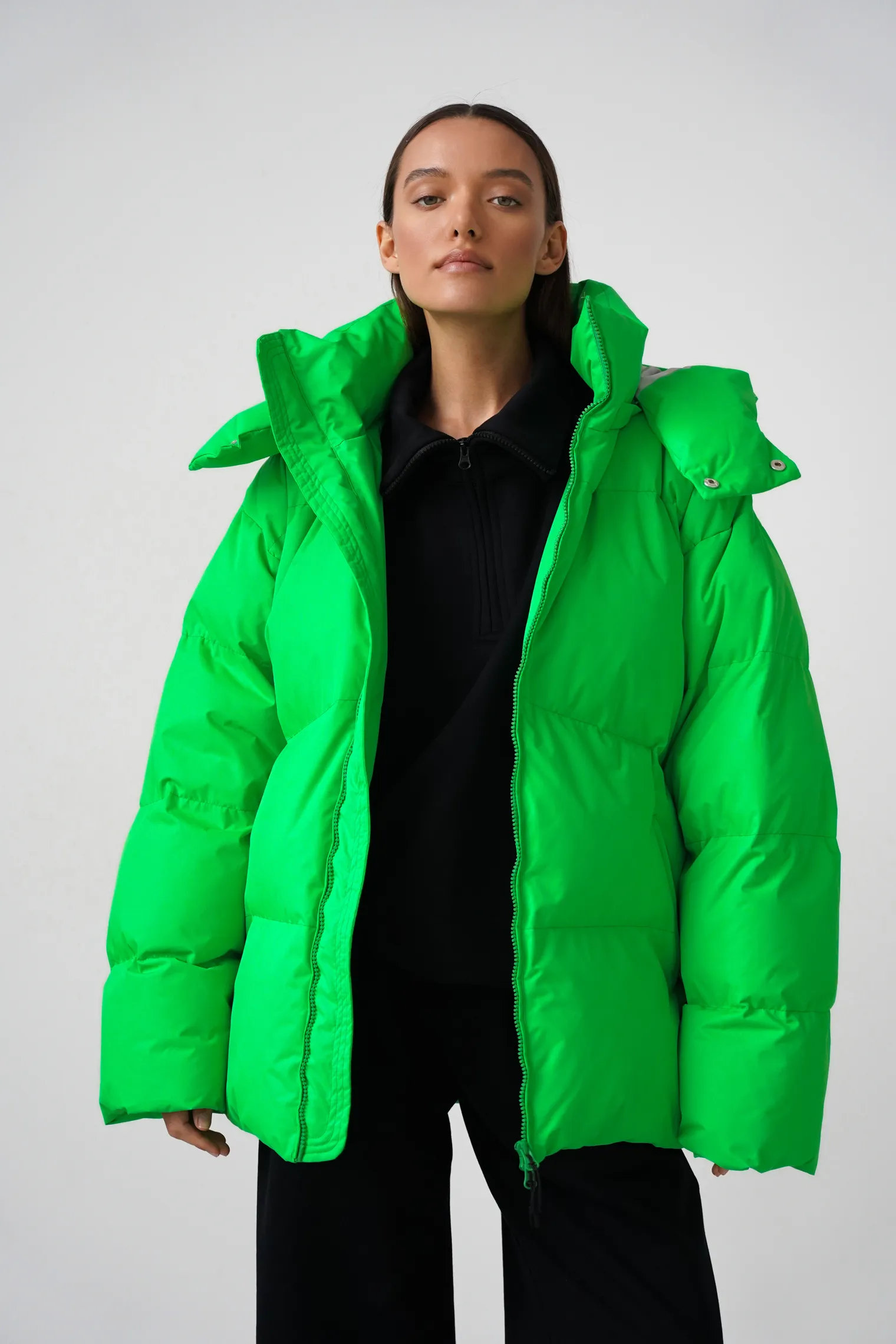 Зимняя стёганная куртка с капюшоном зелёного цвета фото 5