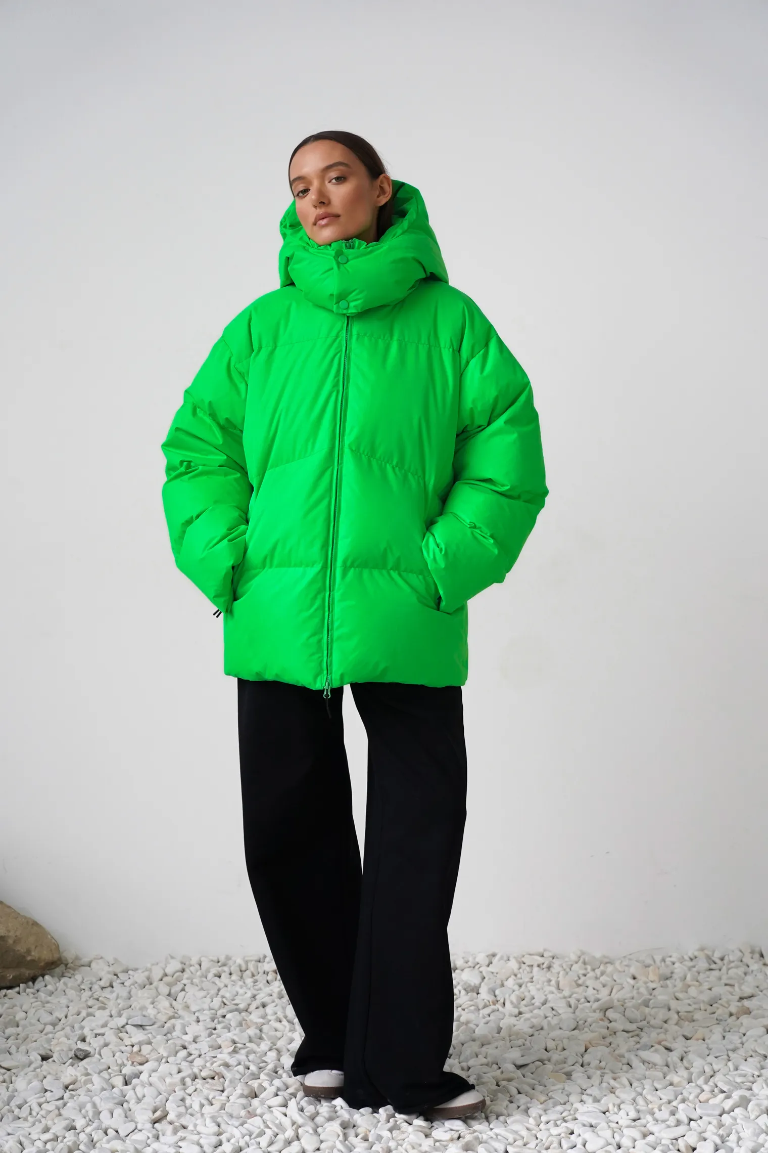 Зимняя стёганная куртка с капюшоном зелёного цвета фото 3