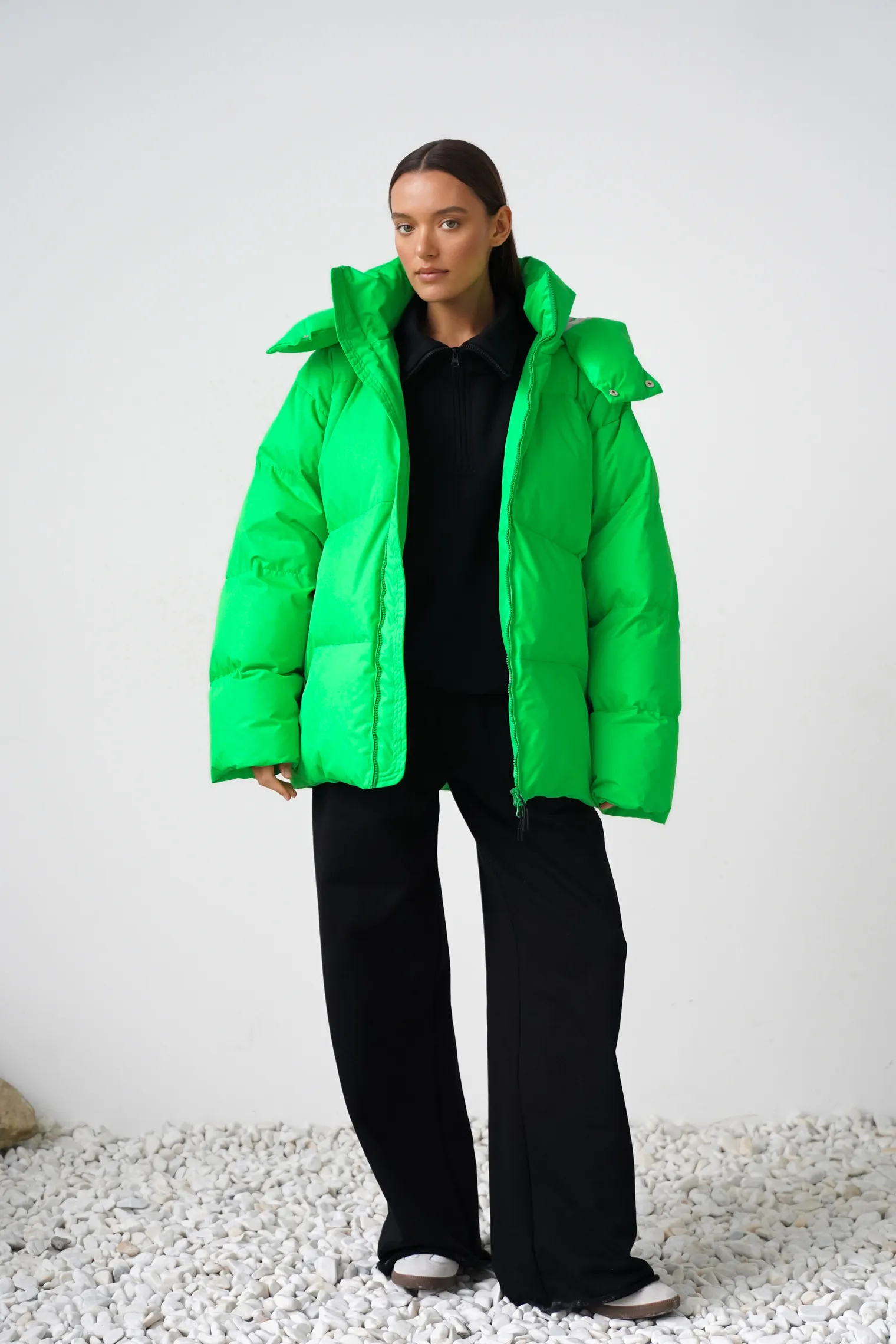 Зимняя стёганная куртка с капюшоном зелёного цвета фото 1