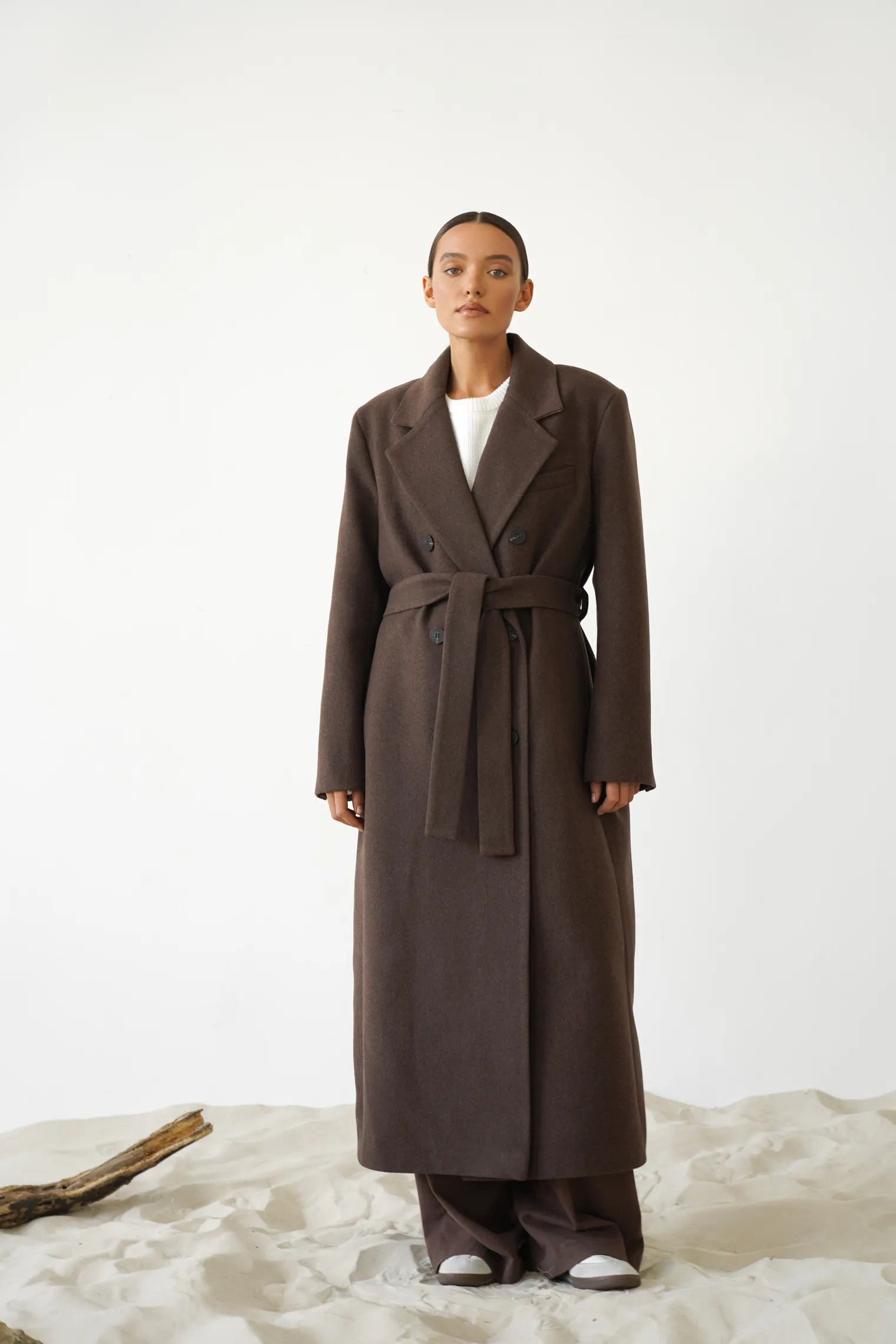 Пальто двубортное с втачным рукавом с поясом шоколадного цвета фото 1