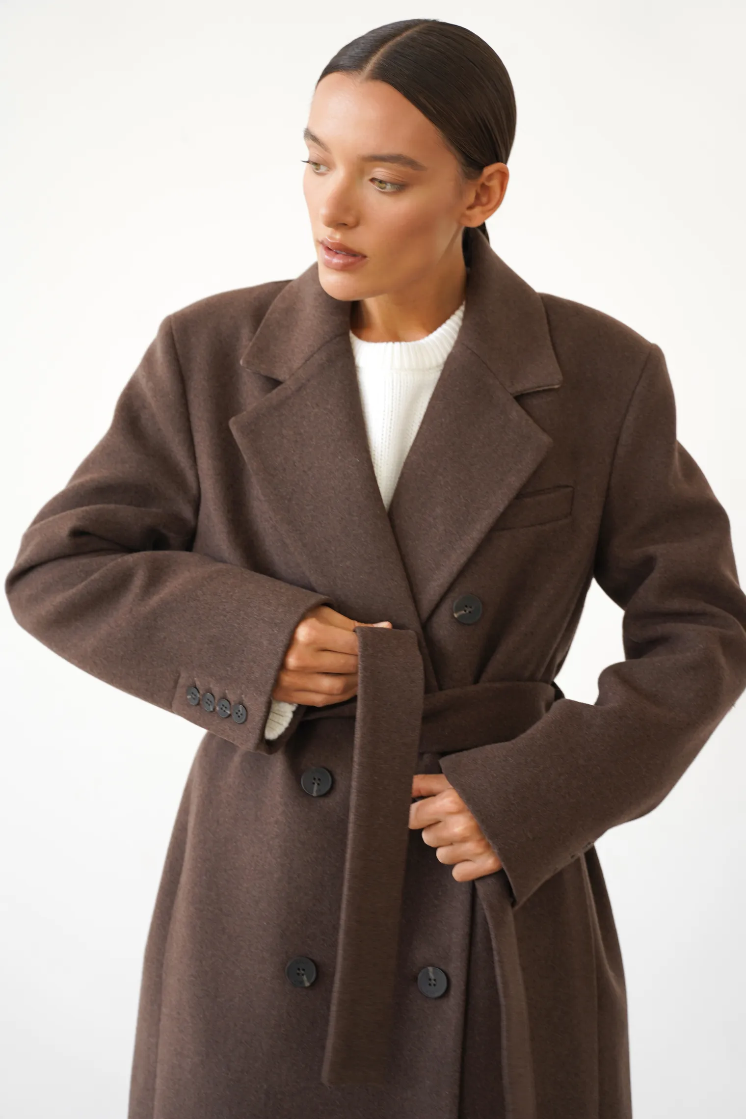 Пальто двубортное с втачным рукавом с поясом шоколадного цвета фото 2