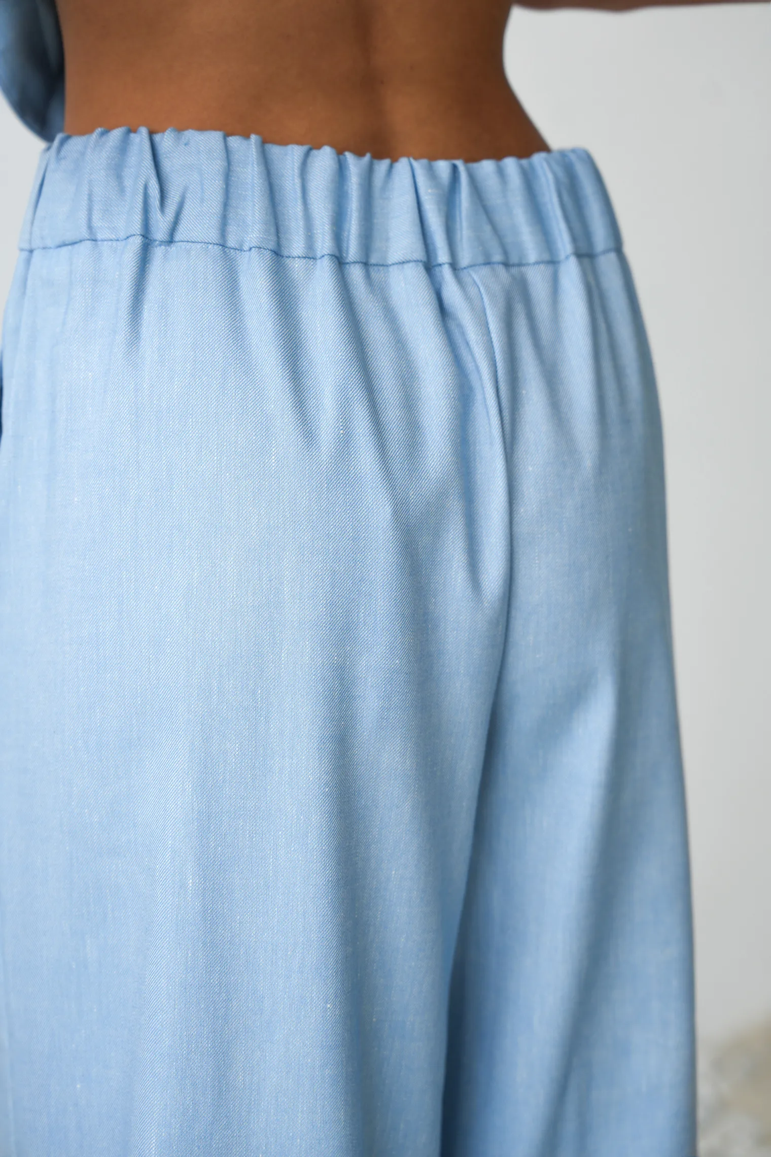 Брюки прямого кроя голубого цвета фото 7