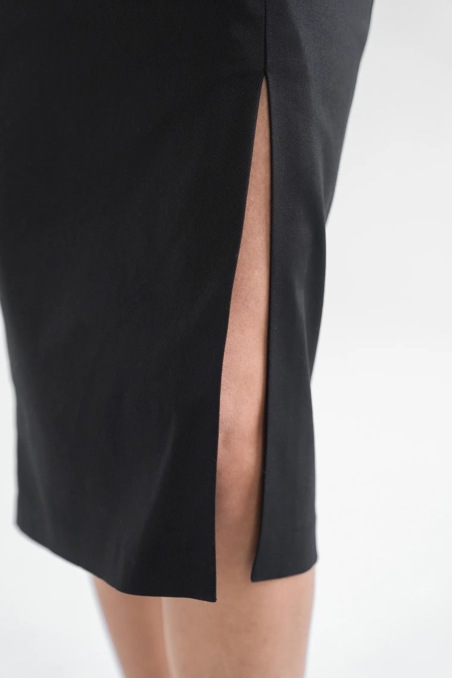 Юбка прямого кроя с разрезом чёрного цвета фото 2