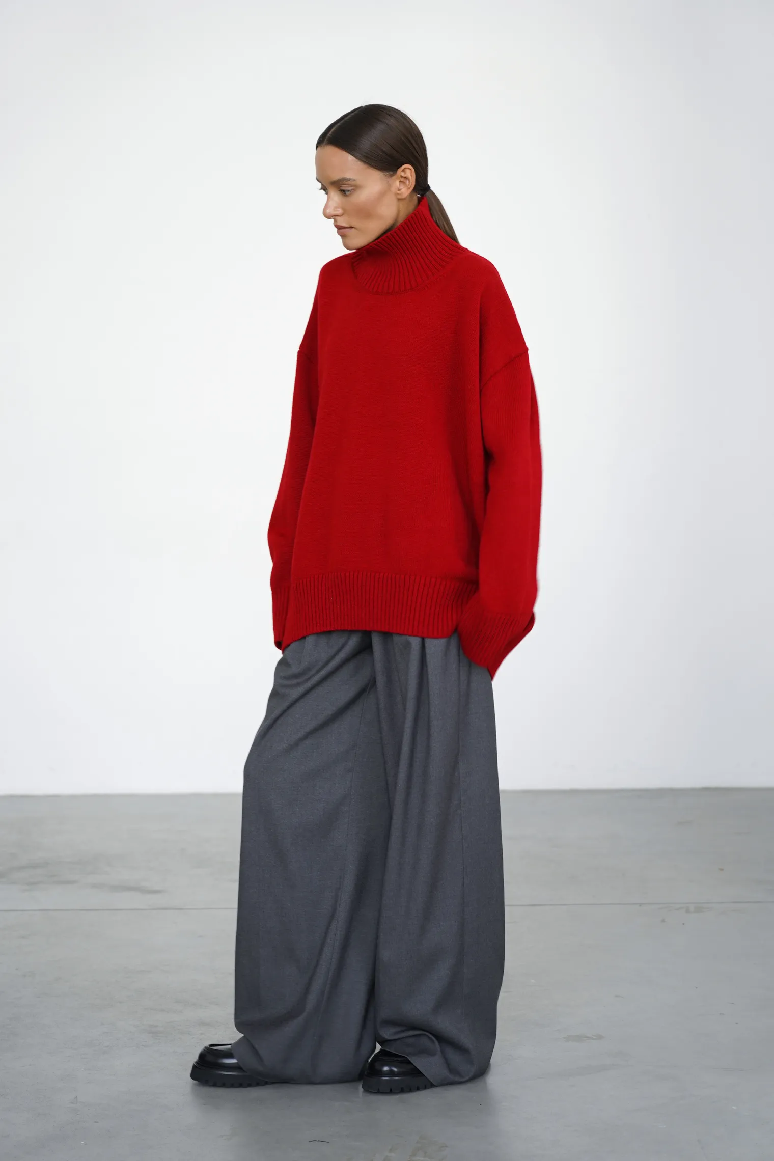 Джемпер мелкой вязки с высоким воротником красного цвета фото 7