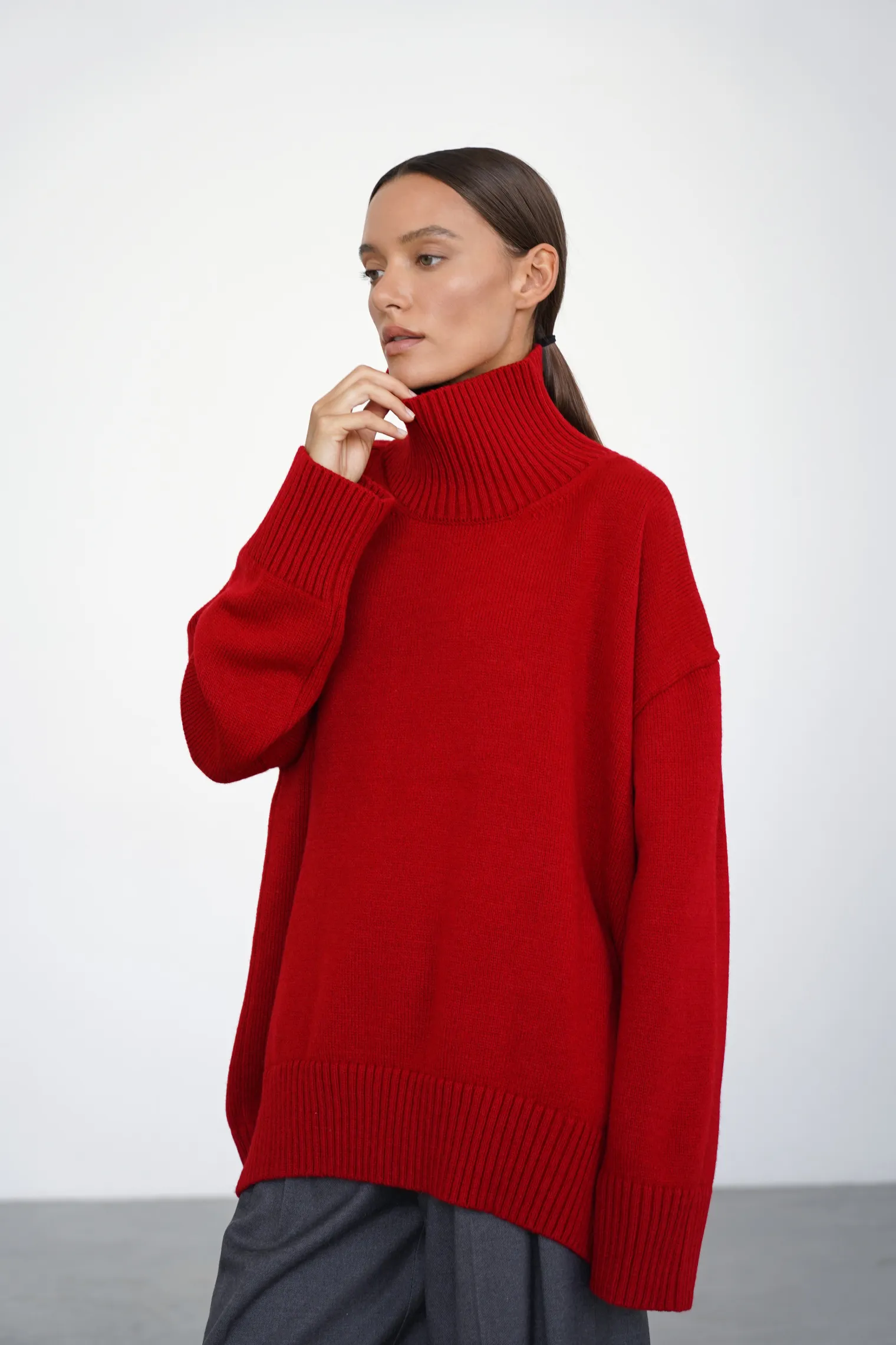 Джемпер мелкой вязки с высоким воротником красного цвета фото 1