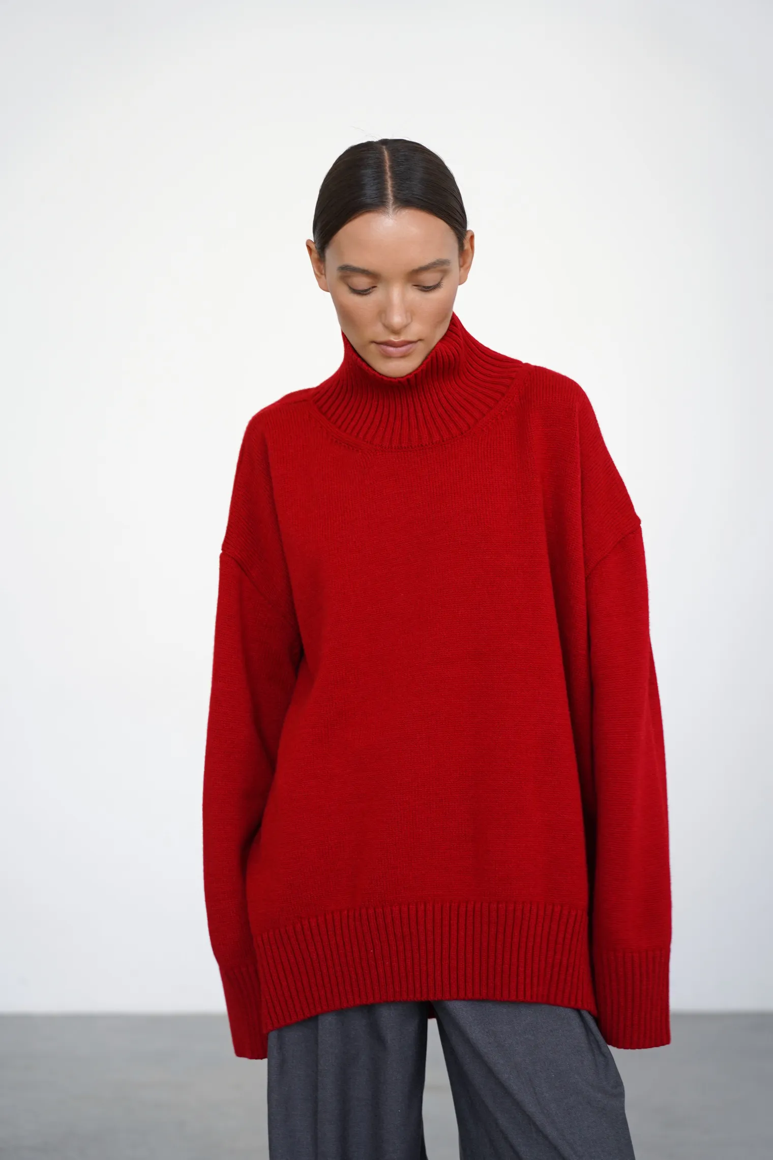 Джемпер мелкой вязки с высоким воротником красного цвета фото 8