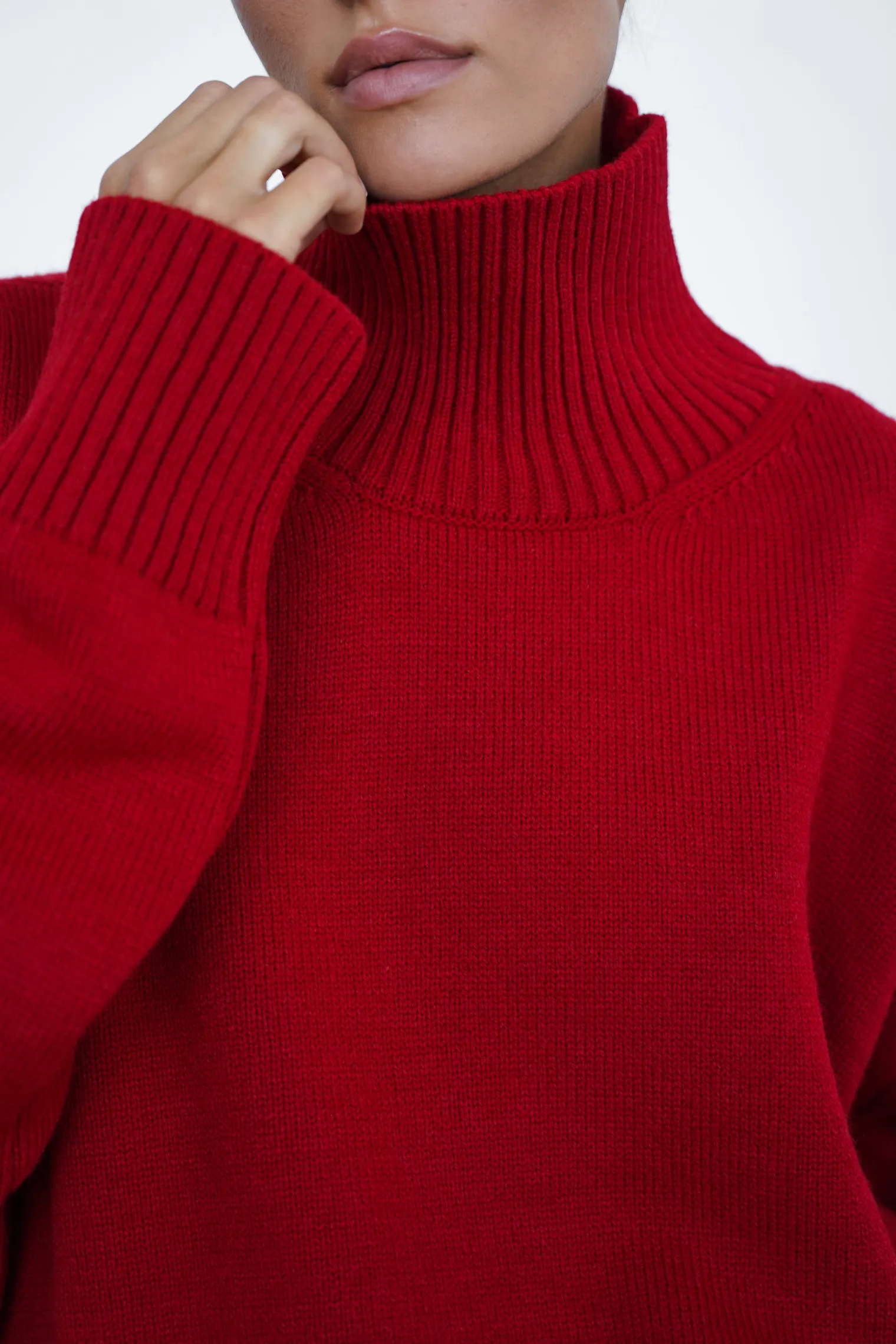 Джемпер мелкой вязки с высоким воротником красного цвета фото 2