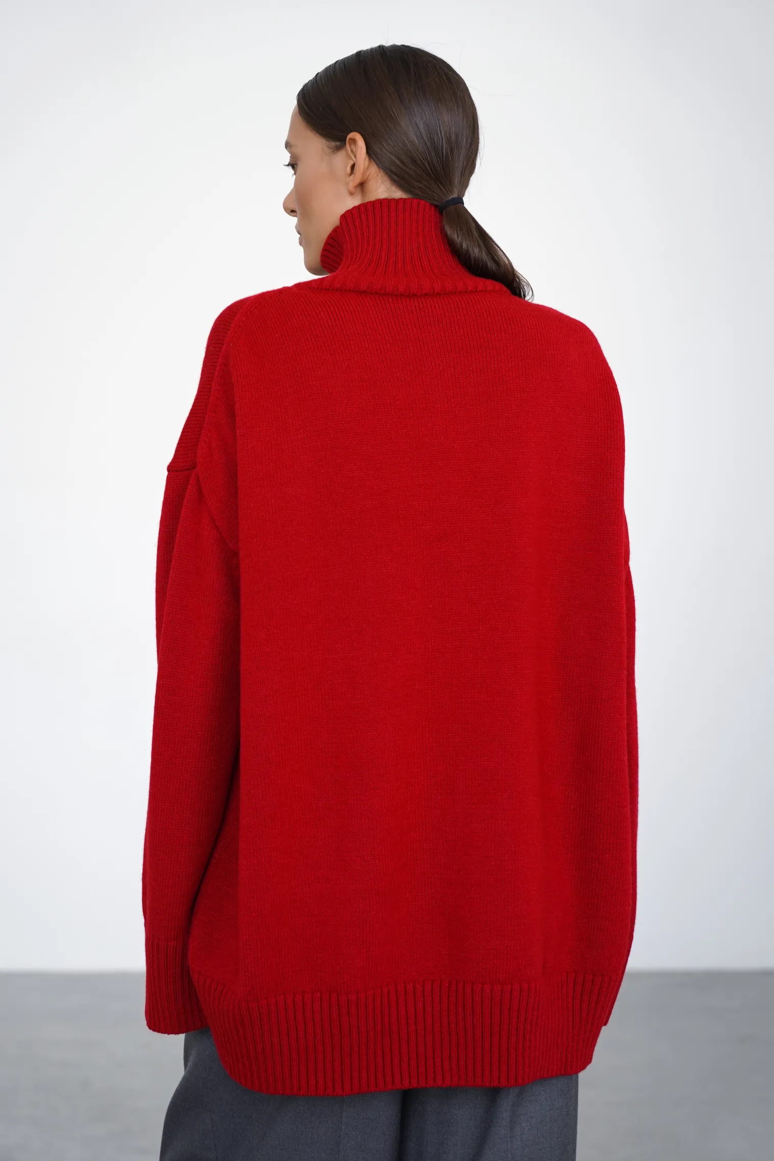 Джемпер мелкой вязки с высоким воротником красного цвета фото 4