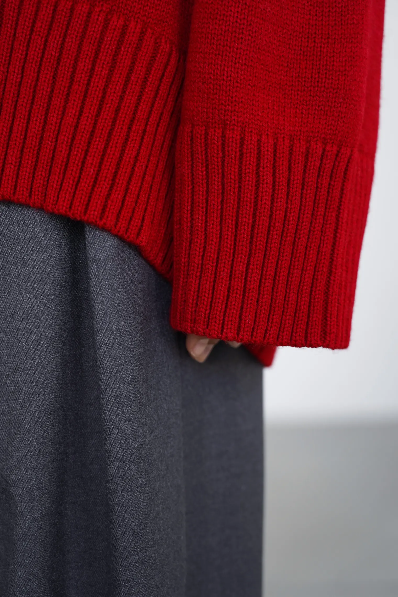 Джемпер мелкой вязки с высоким воротником красного цвета фото 6