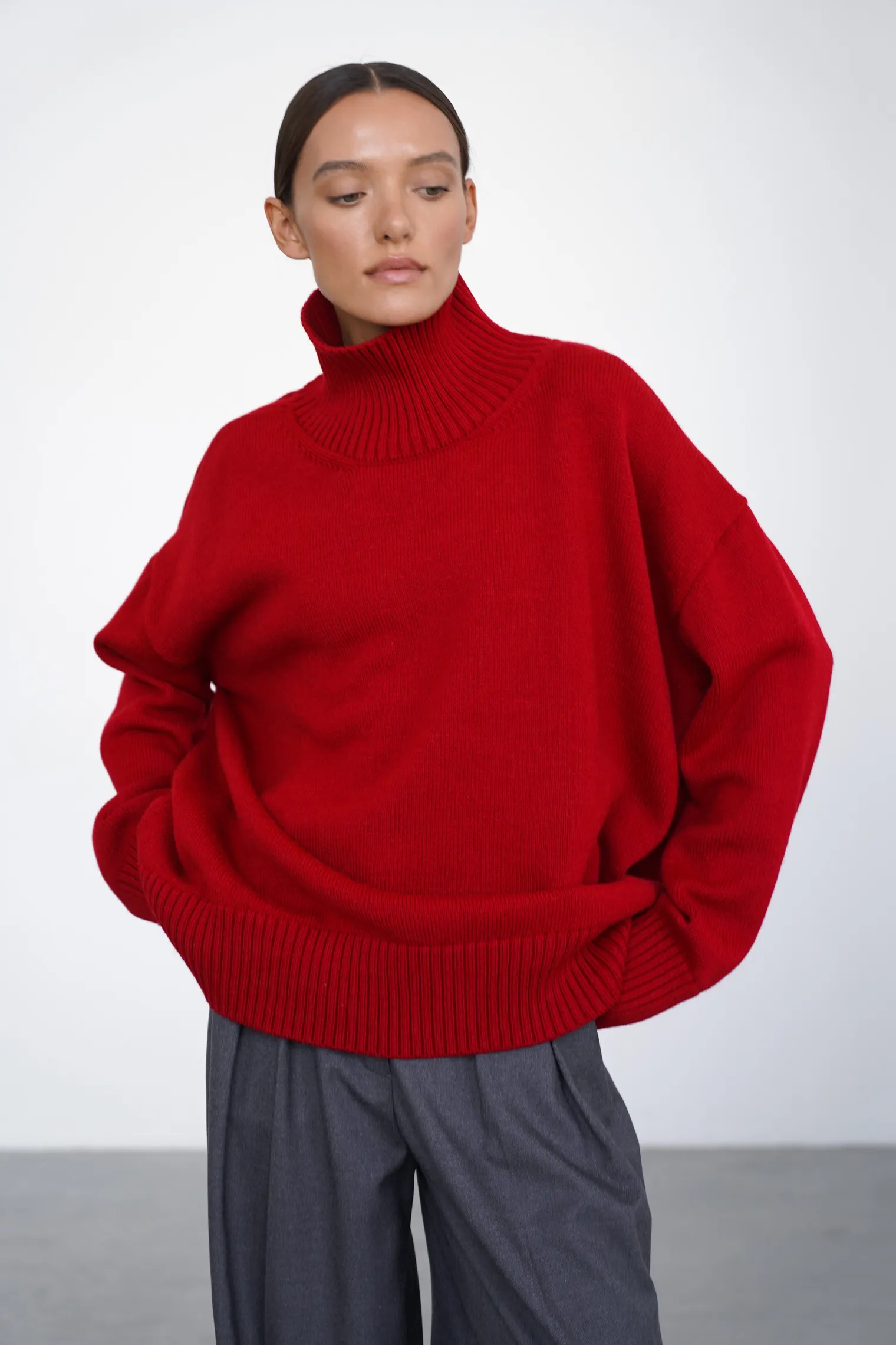 Джемпер мелкой вязки с высоким воротником красного цвета фото 5