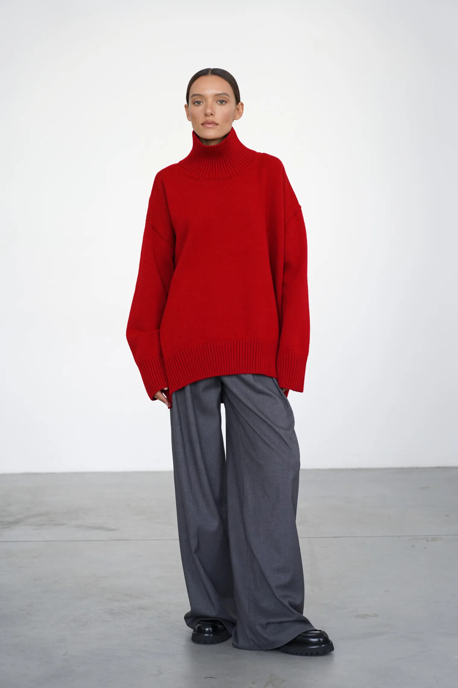 Джемпер мелкой вязки с высоким воротником красного цвета фото 3