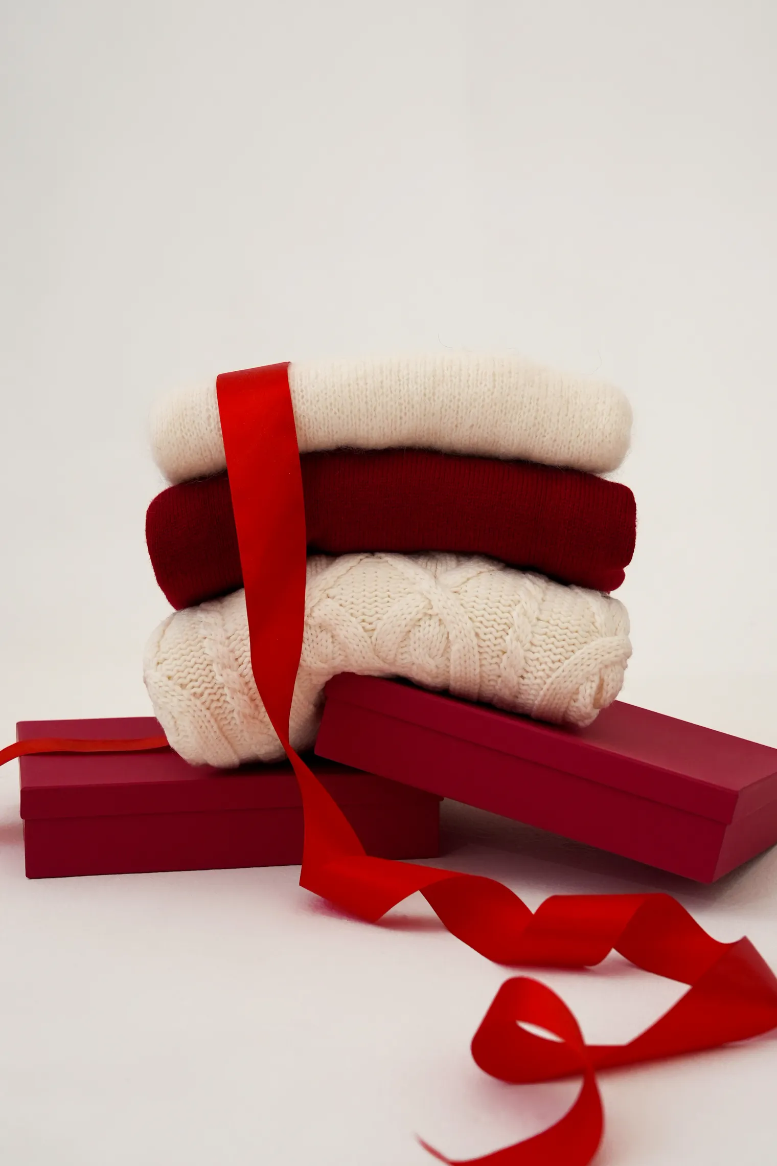 Джемпер мелкой вязки с высоким воротником красного цвета фото 4