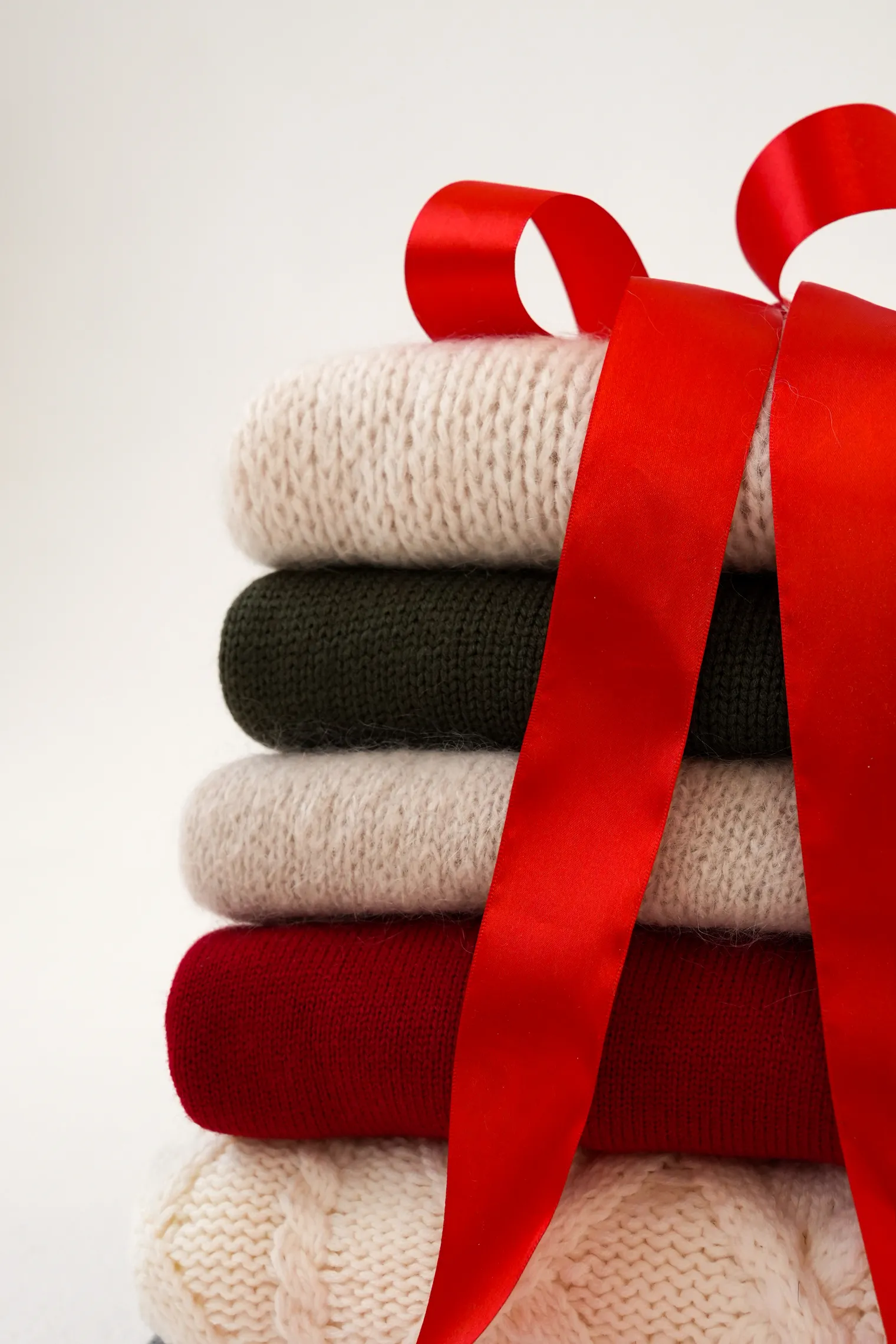 Джемпер мелкой вязки с высоким воротником красного цвета фото 3