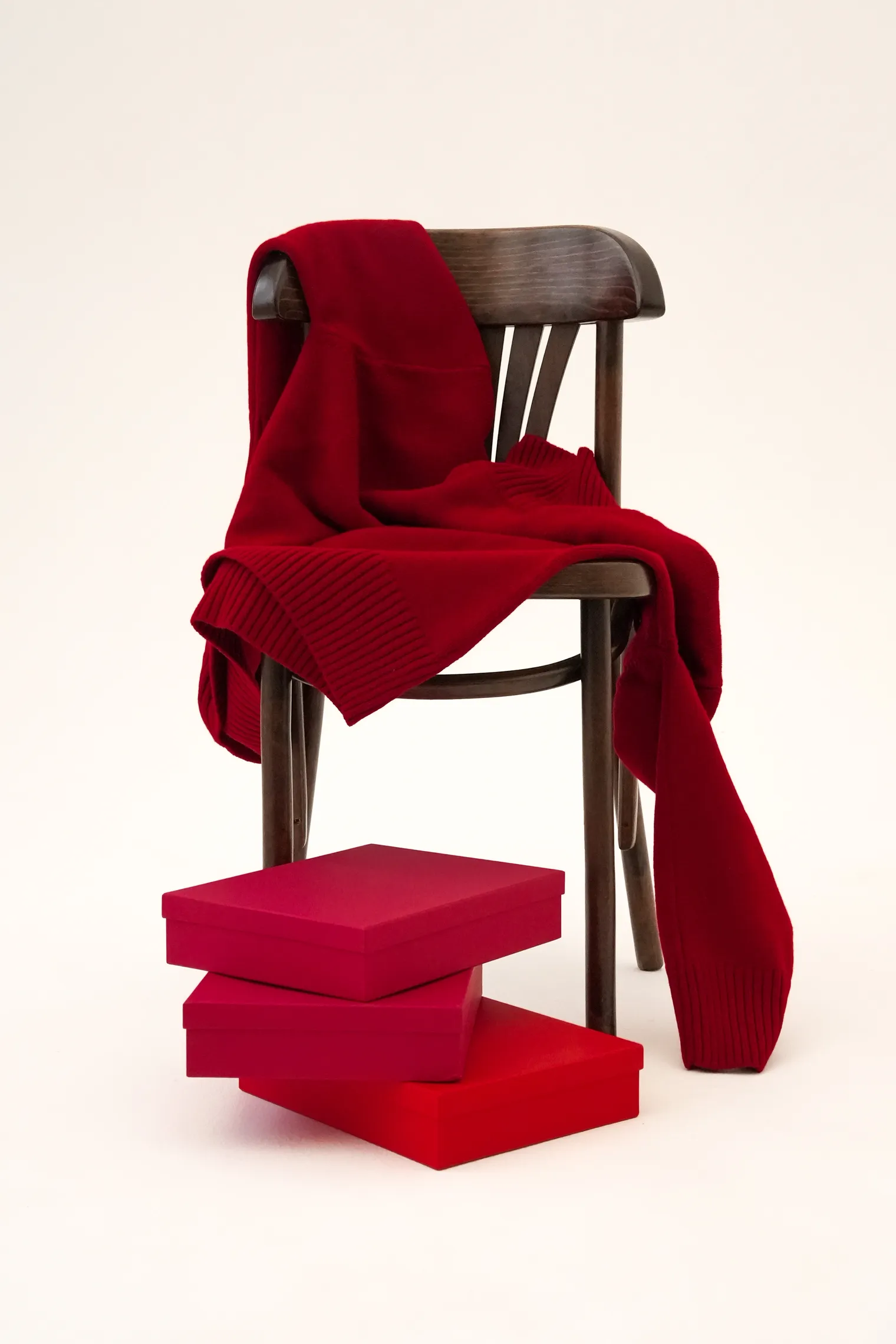 Джемпер мелкой вязки с высоким воротником красного цвета фото 2