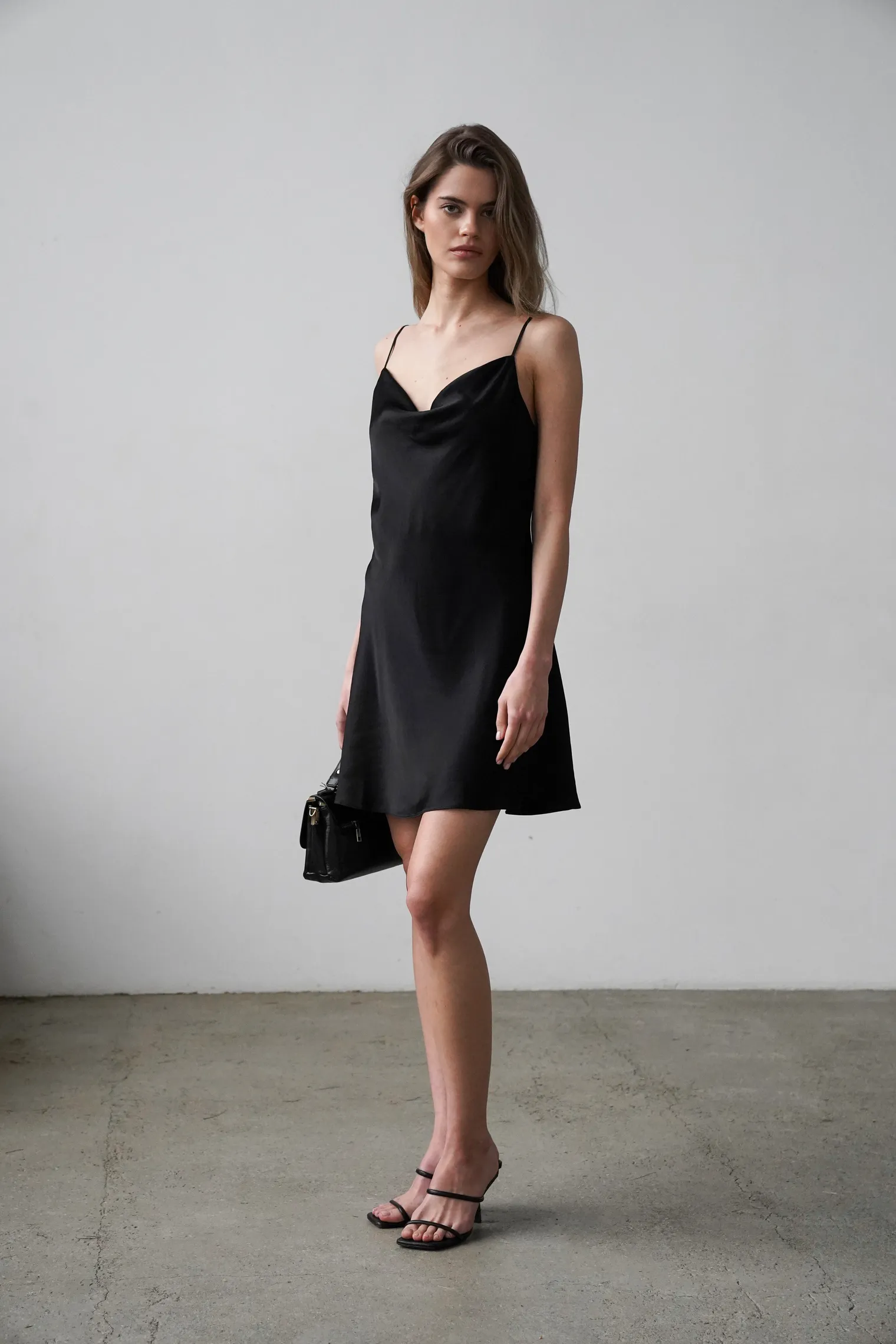 Платье-комбинация мини из струящейся ткани чёрного цвета фото 3