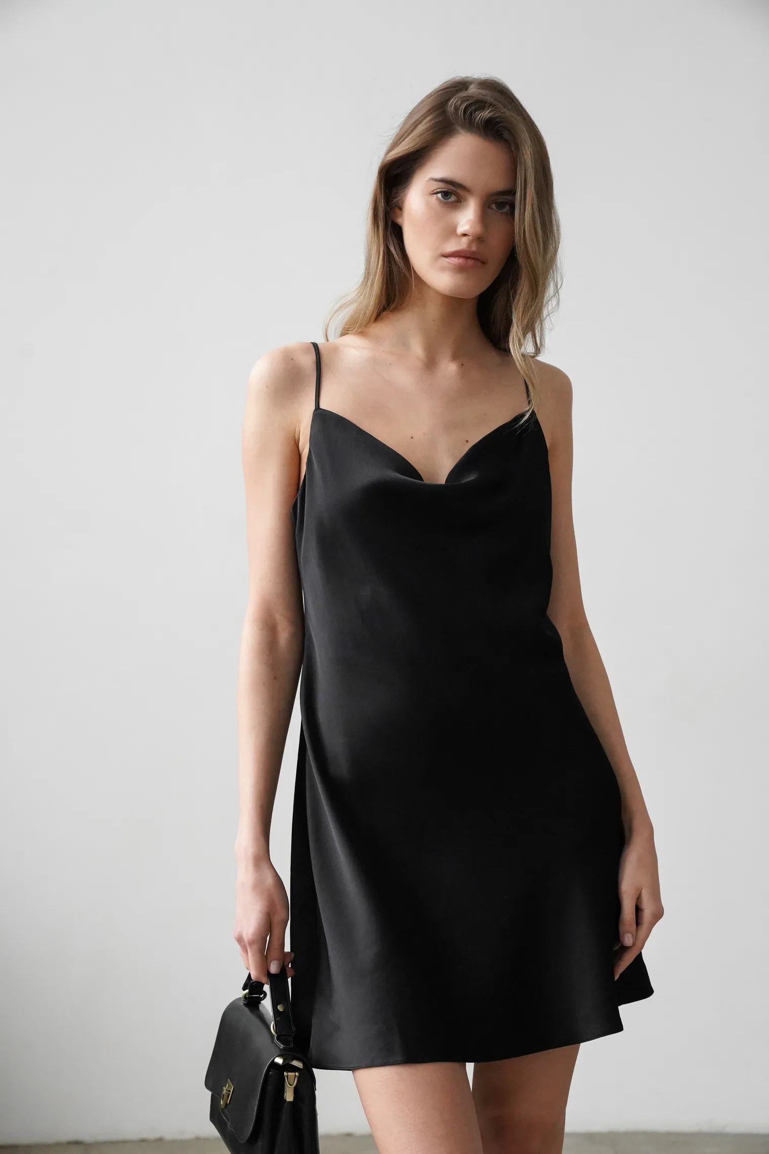 Платье-комбинация мини из струящейся ткани чёрного цвета фото 1