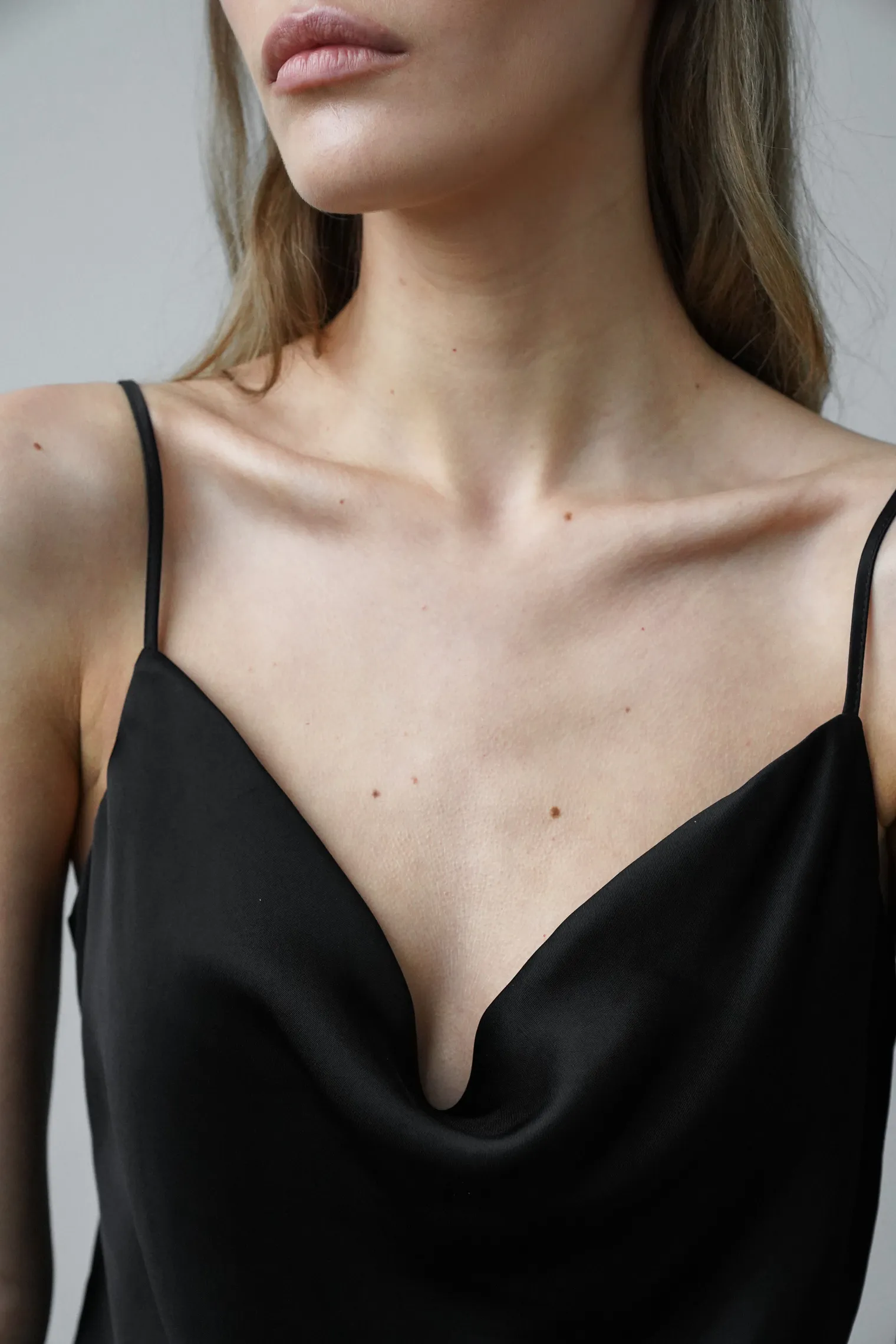 Платье-комбинация мини из струящейся ткани чёрного цвета фото 5