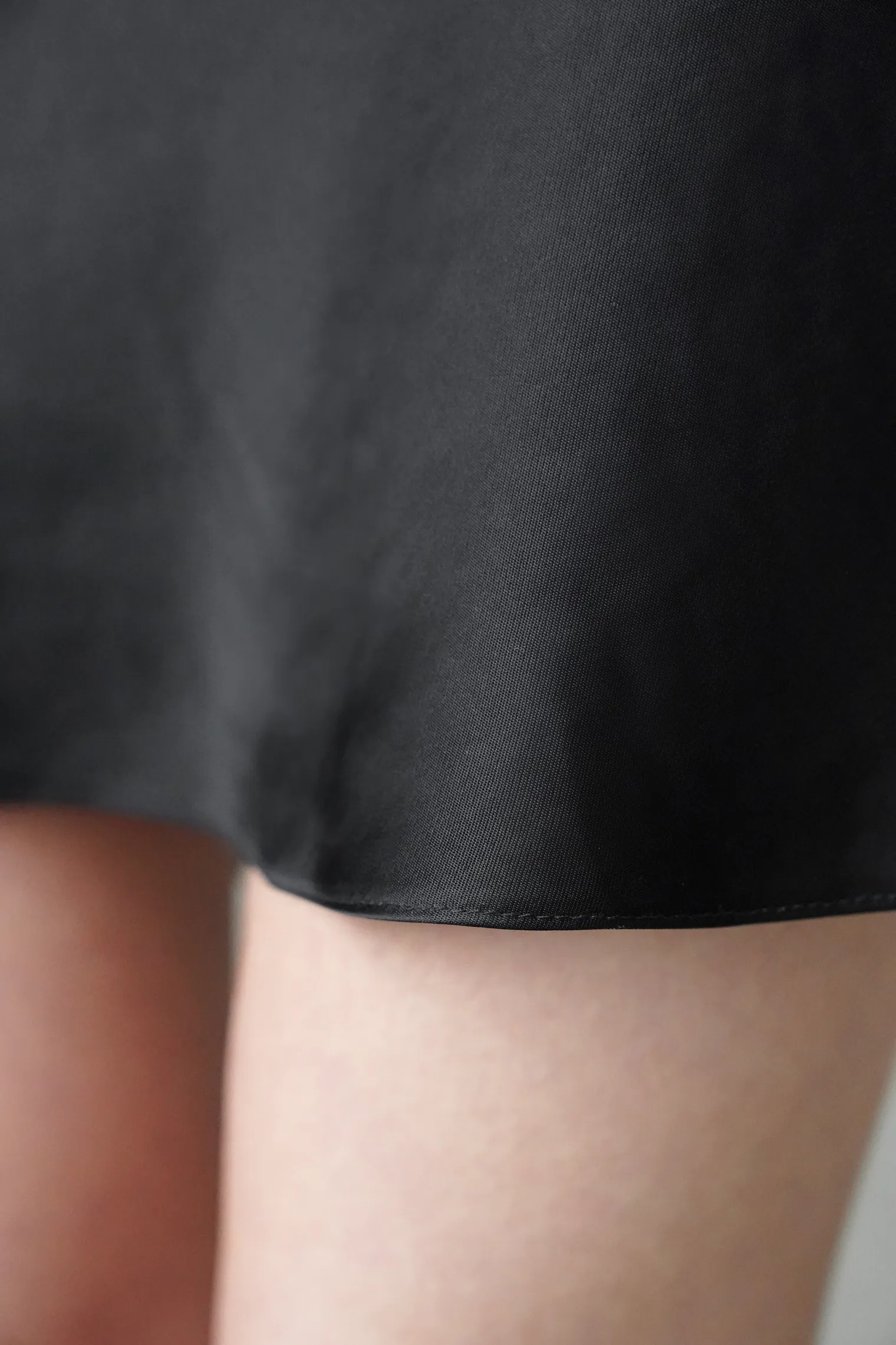 Платье-комбинация мини из струящейся ткани чёрного цвета фото 2