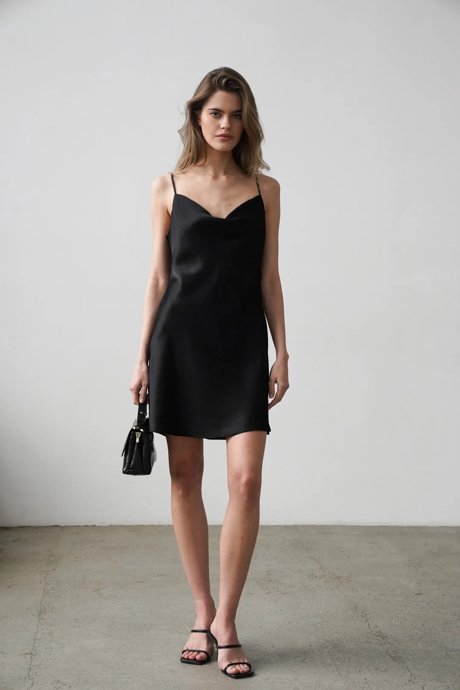 Платье-комбинация мини из струящейся ткани чёрного цвета фото 8