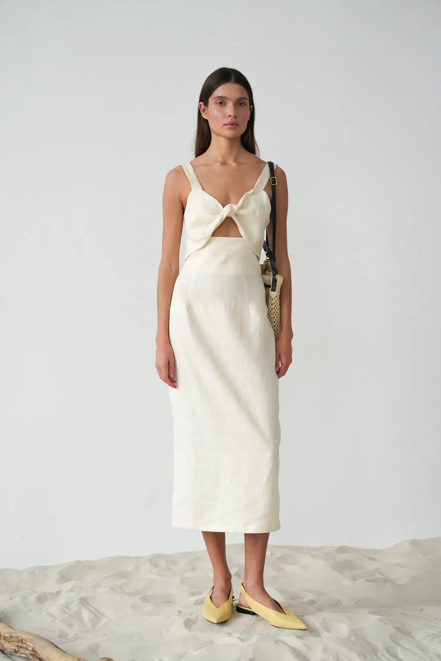 Платье на бретелях изо льна цвета тофу фото 3