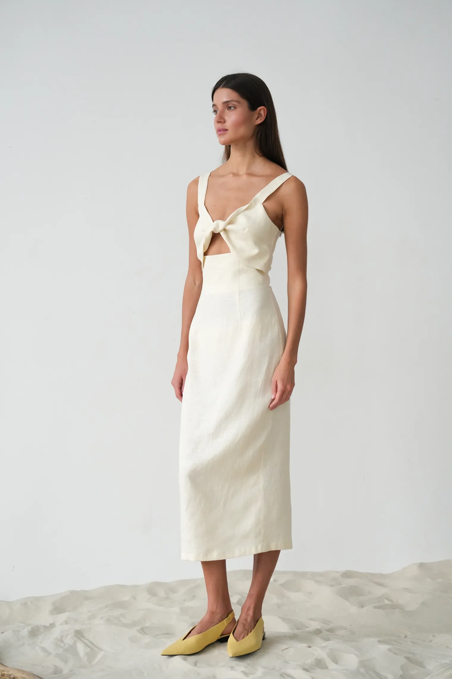 Платье на бретелях изо льна цвета тофу фото 6