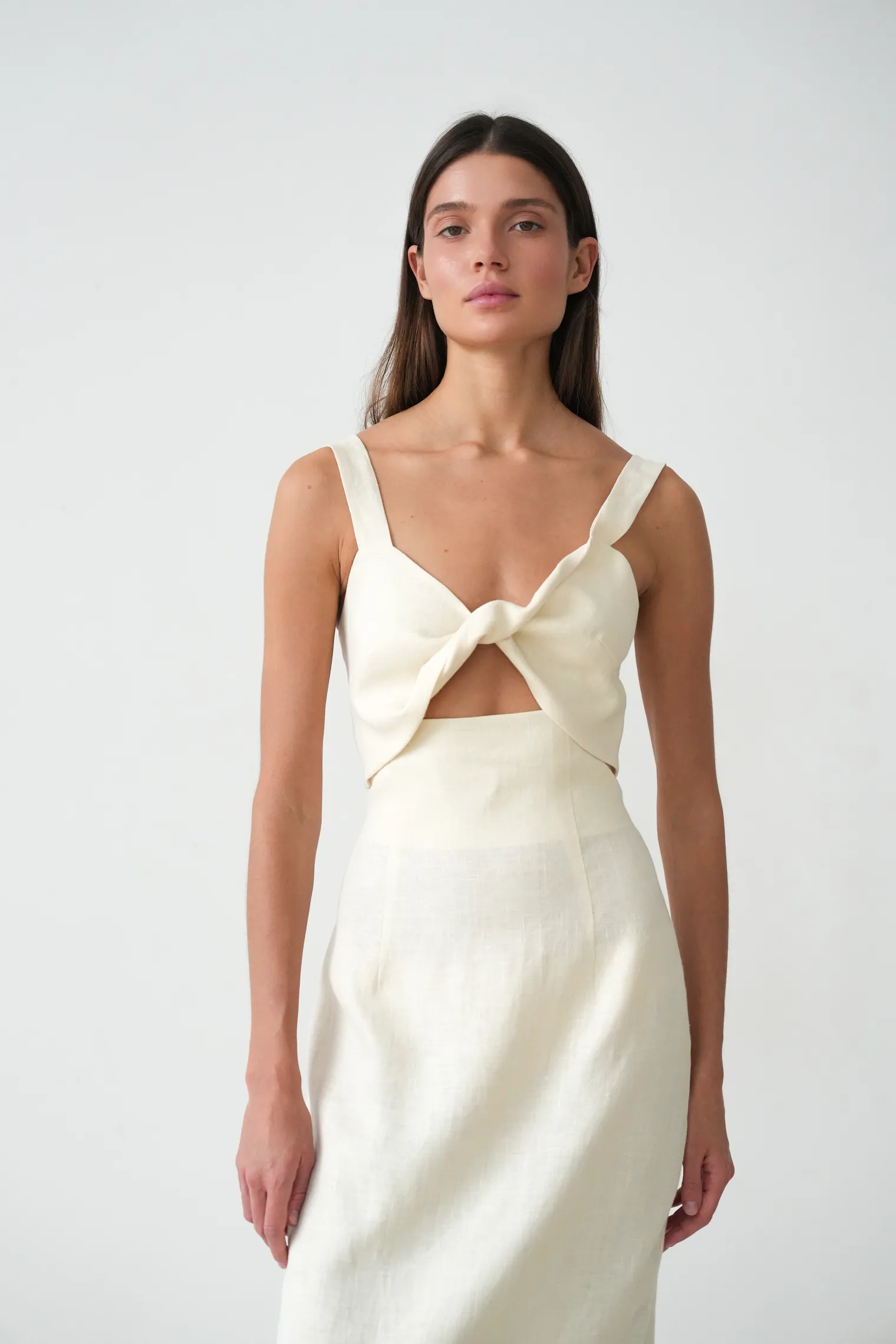 Платье на бретелях изо льна цвета тофу фото 5