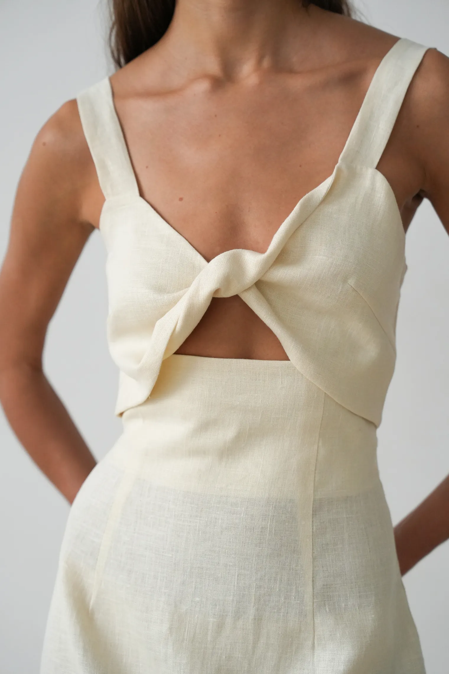 Платье на бретелях изо льна цвета тофу фото 2